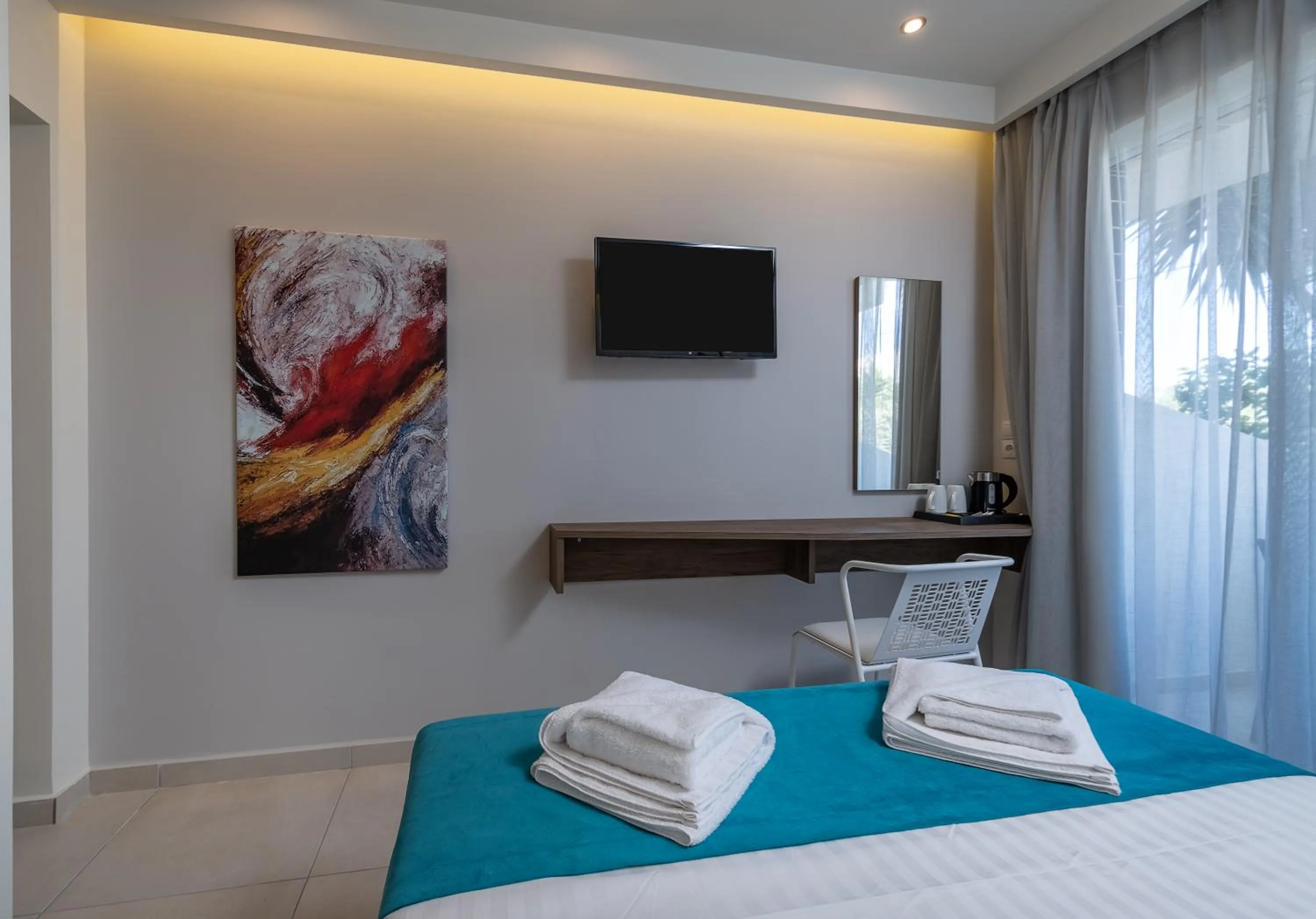 Communal lounge/ TV room, Bed in Sunny Days