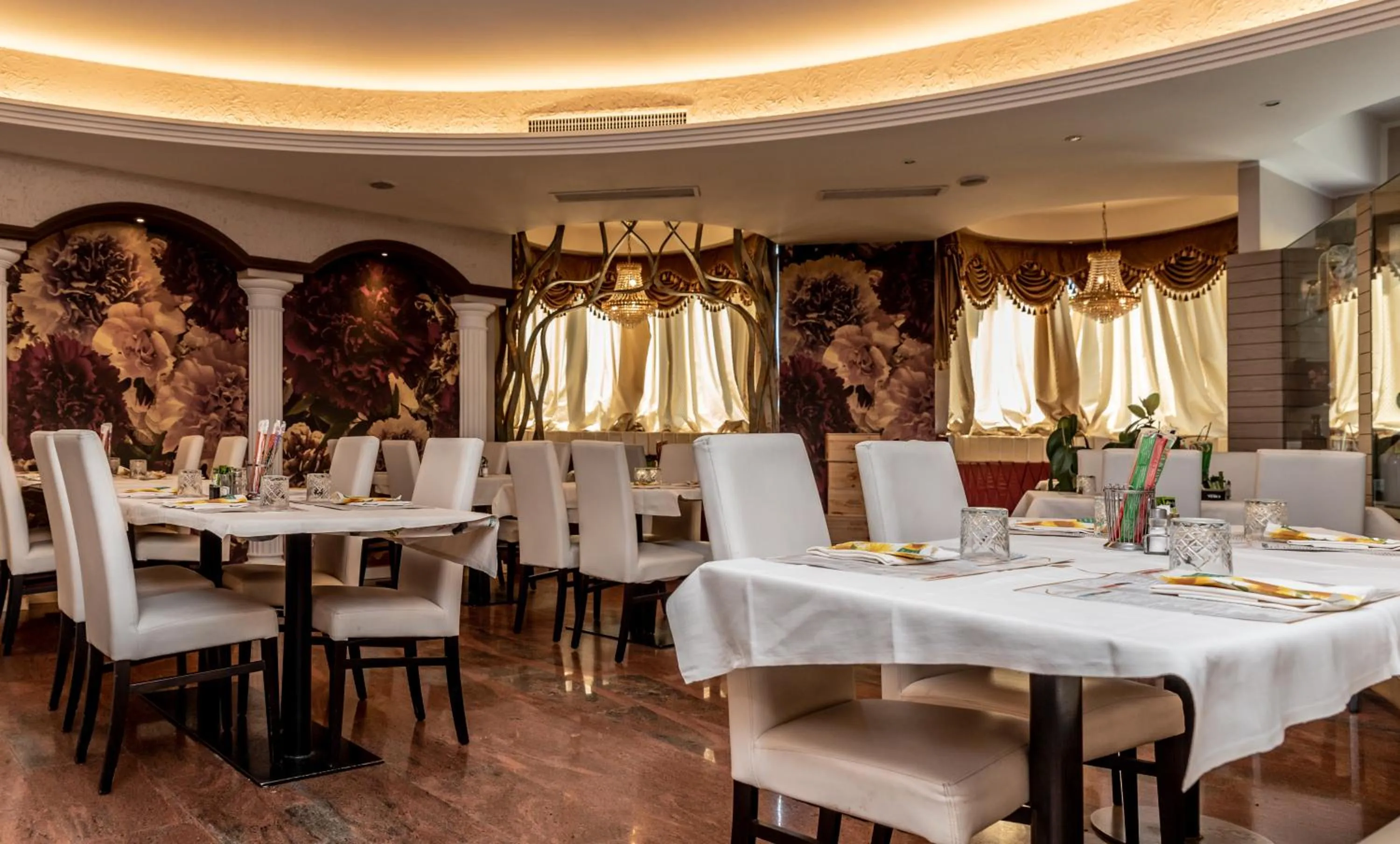 Restaurant/places to eat in Hotel Shangri-La