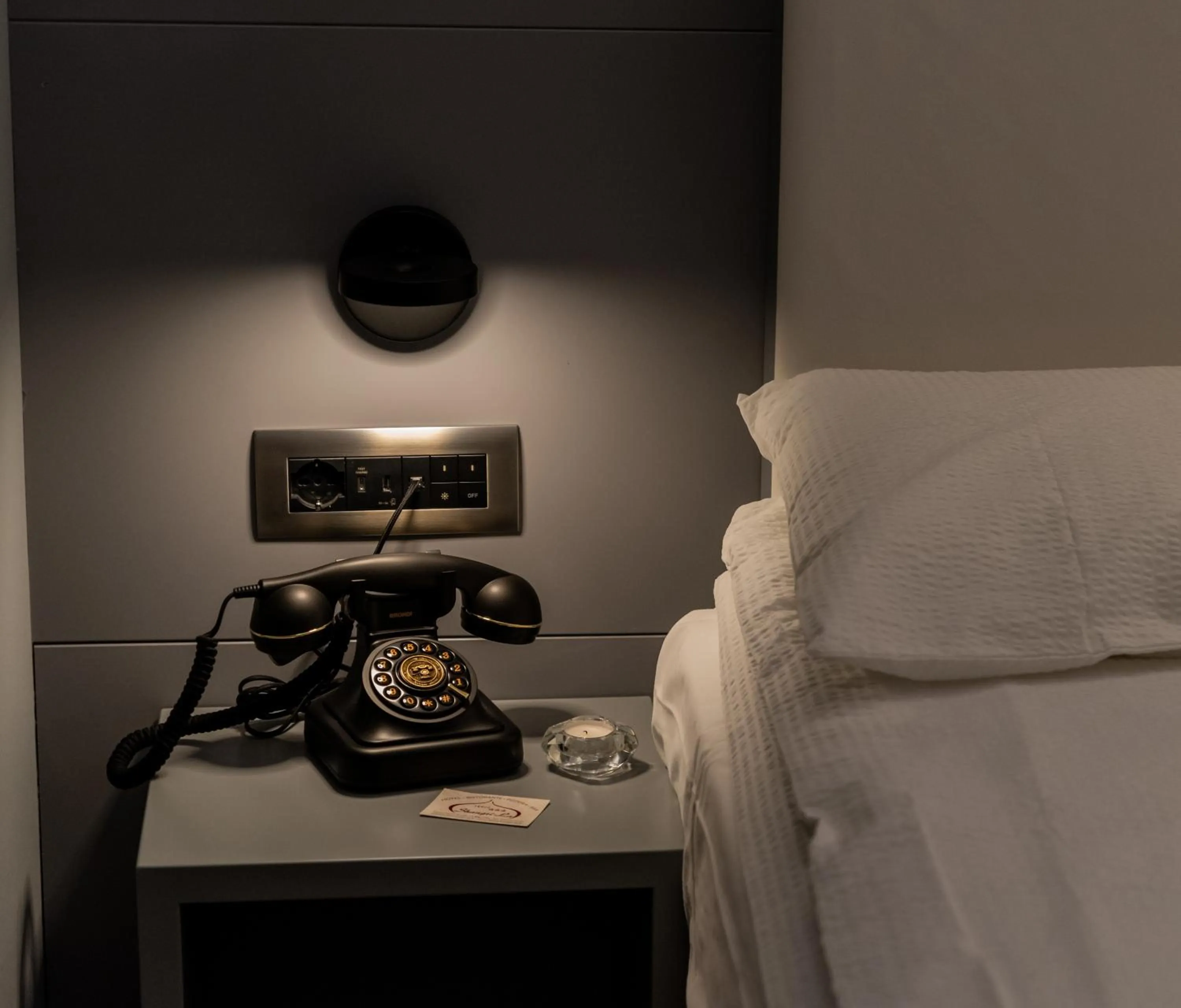 Bedroom, Bed in Hotel Shangri-La