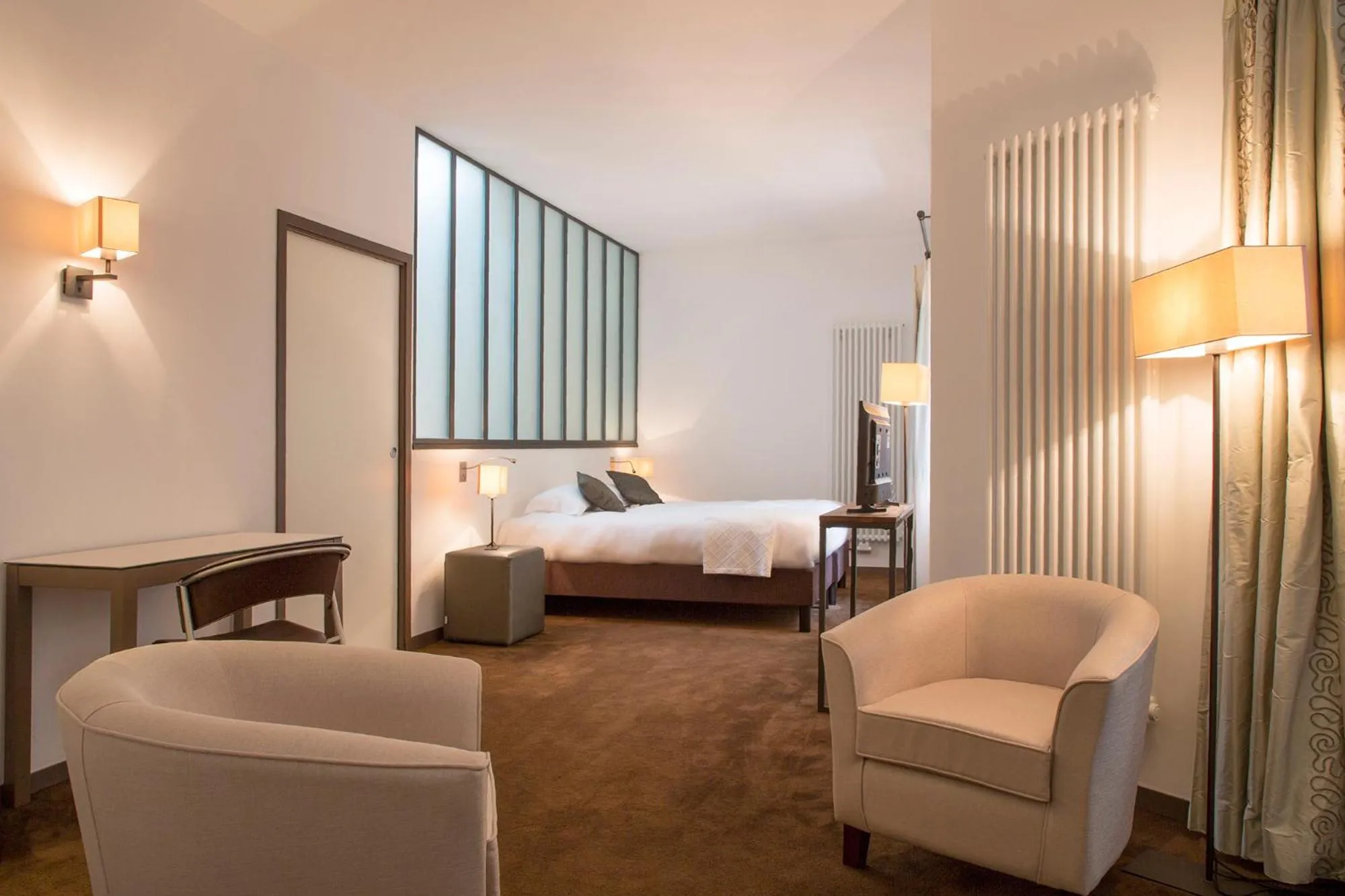 Bed in Clos de Vallombreuse, The Originals Relais