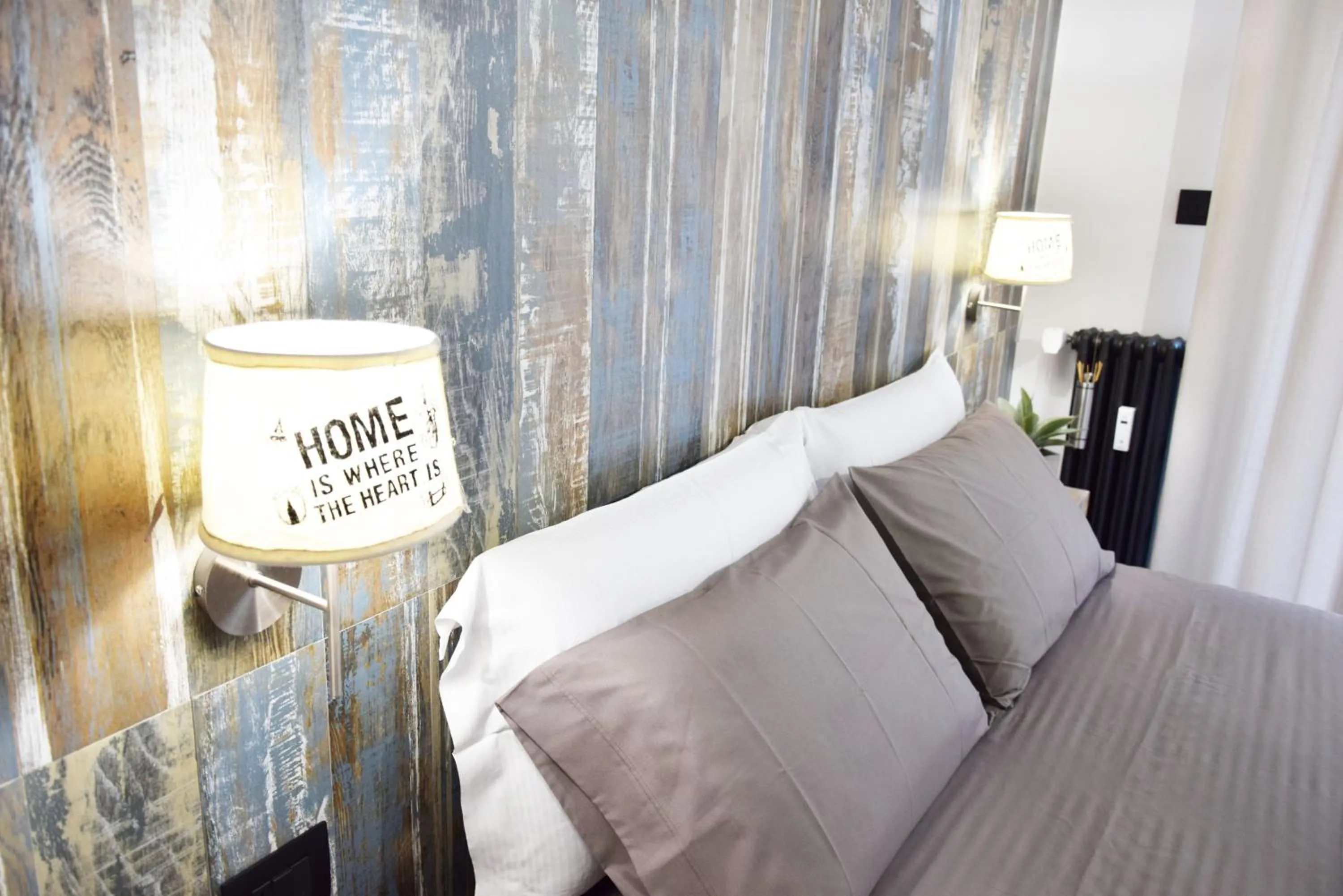 Bedroom, Bed in Damiva