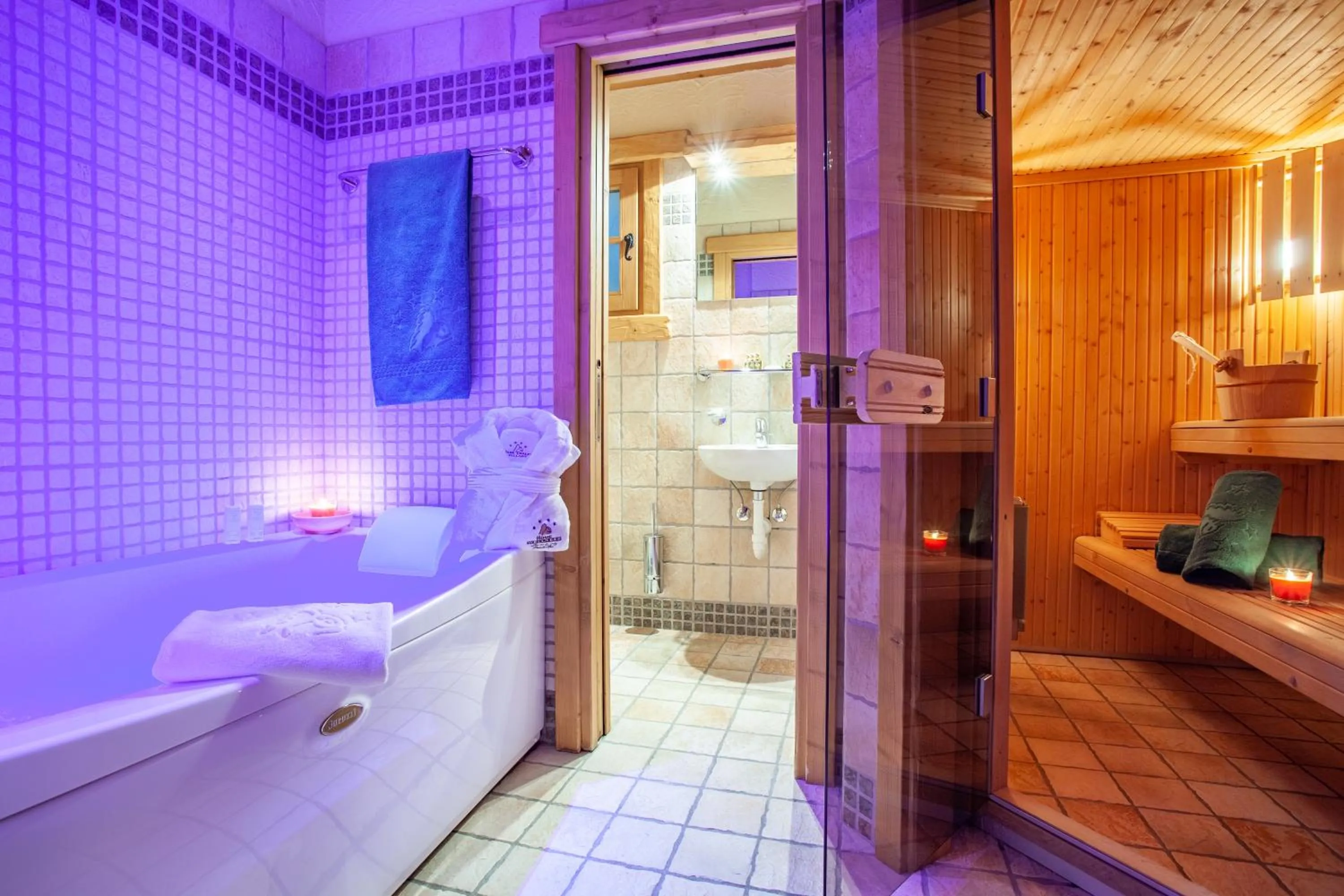 Hot Tub, Bed in Park Chalet Village