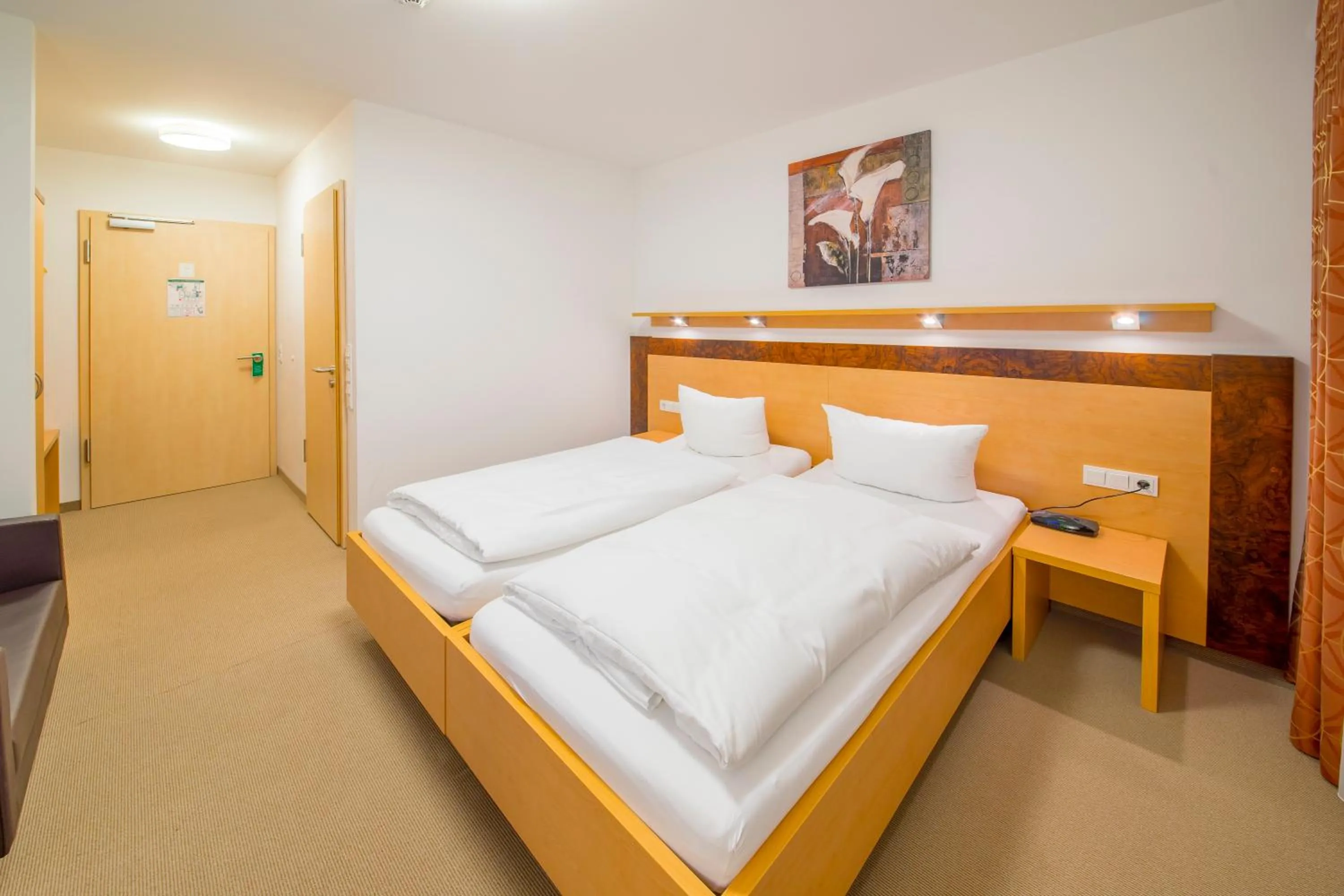 Photo of the whole room, Bed in Hotel Nürnberger Hof