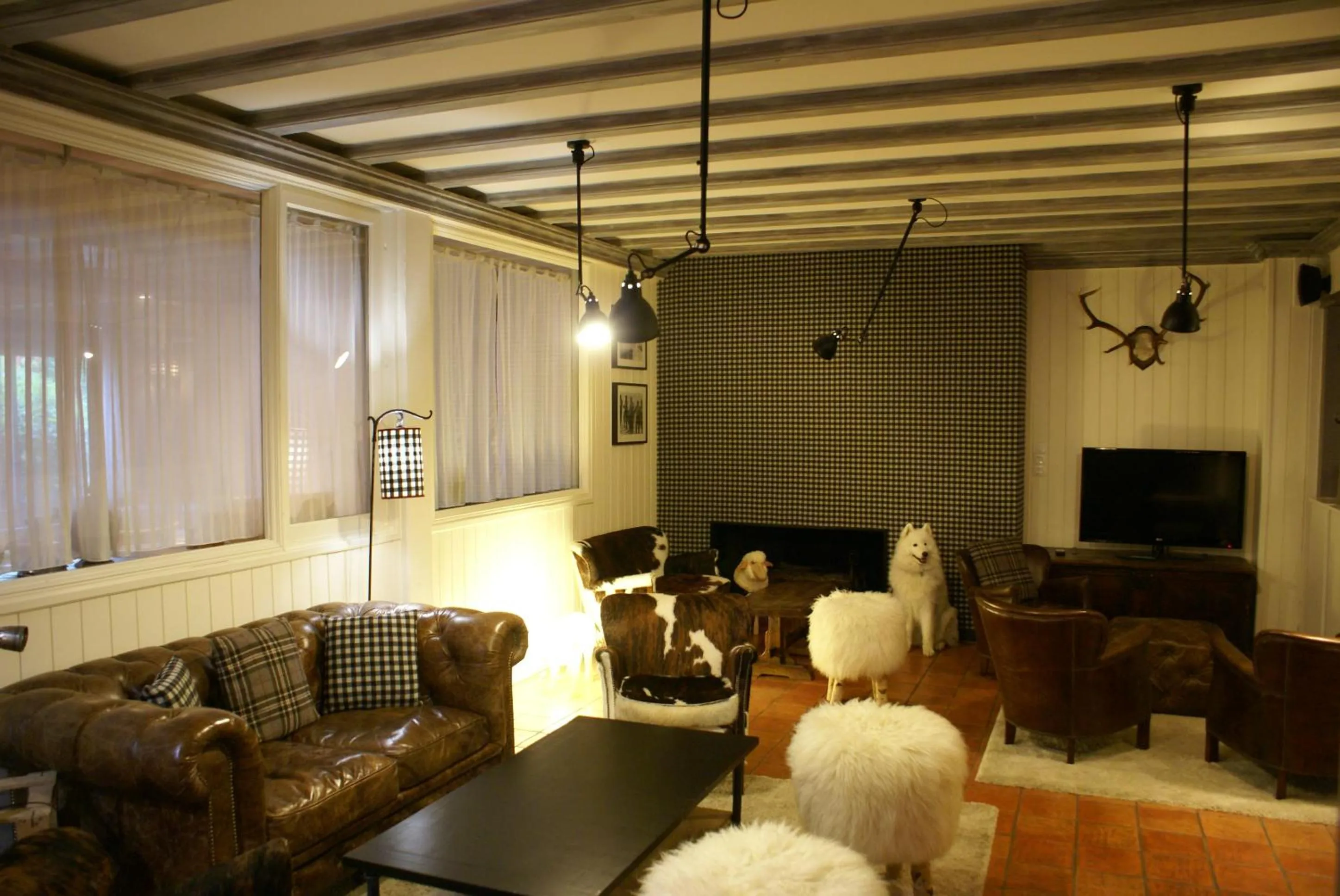 Communal lounge/ TV room in Hôtel Mir