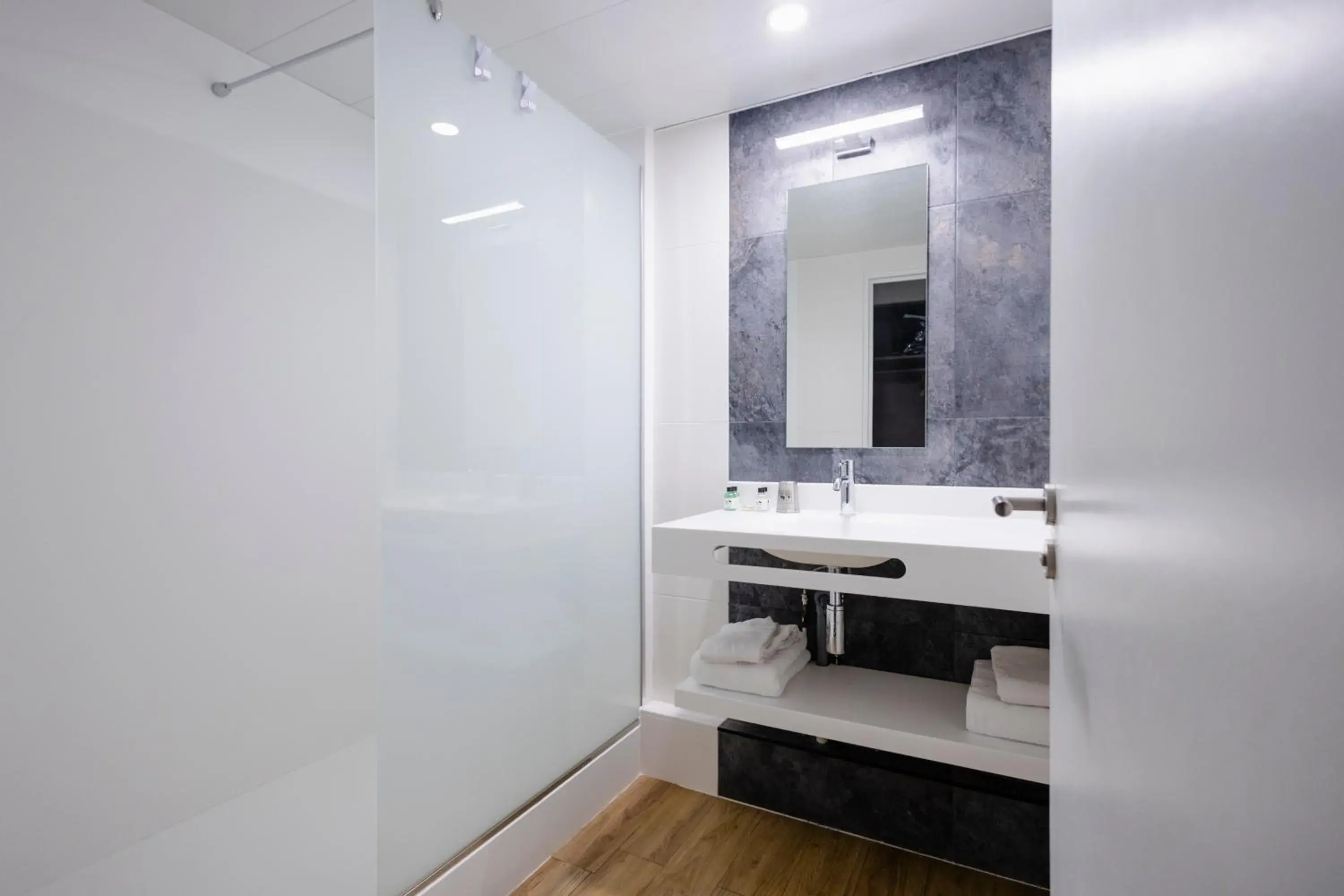 Superior Double Room in Hôtel Mir Superior Double Room in Hôtel Mir