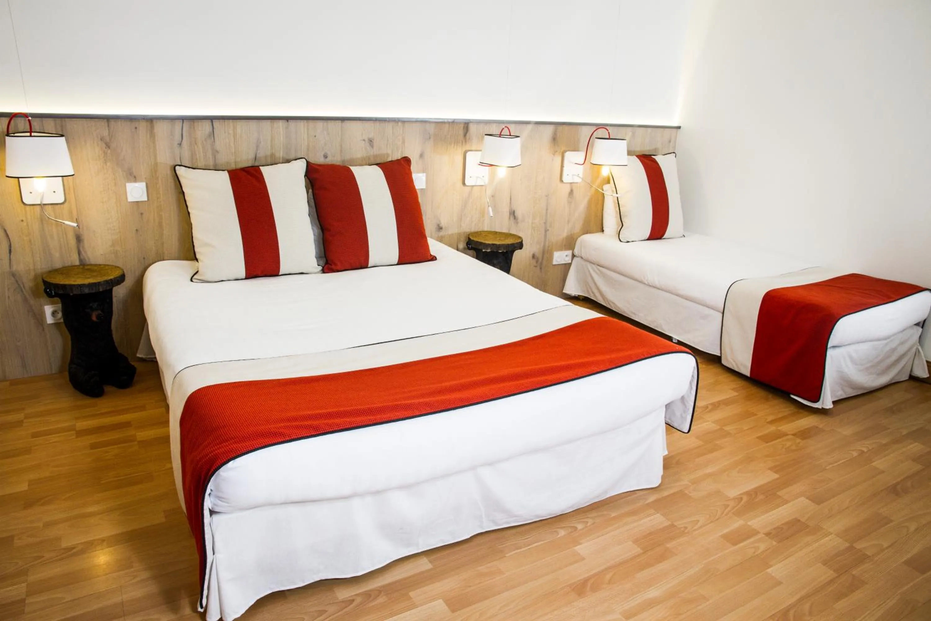 Photo of the whole room, Bed in Hôtel Mir