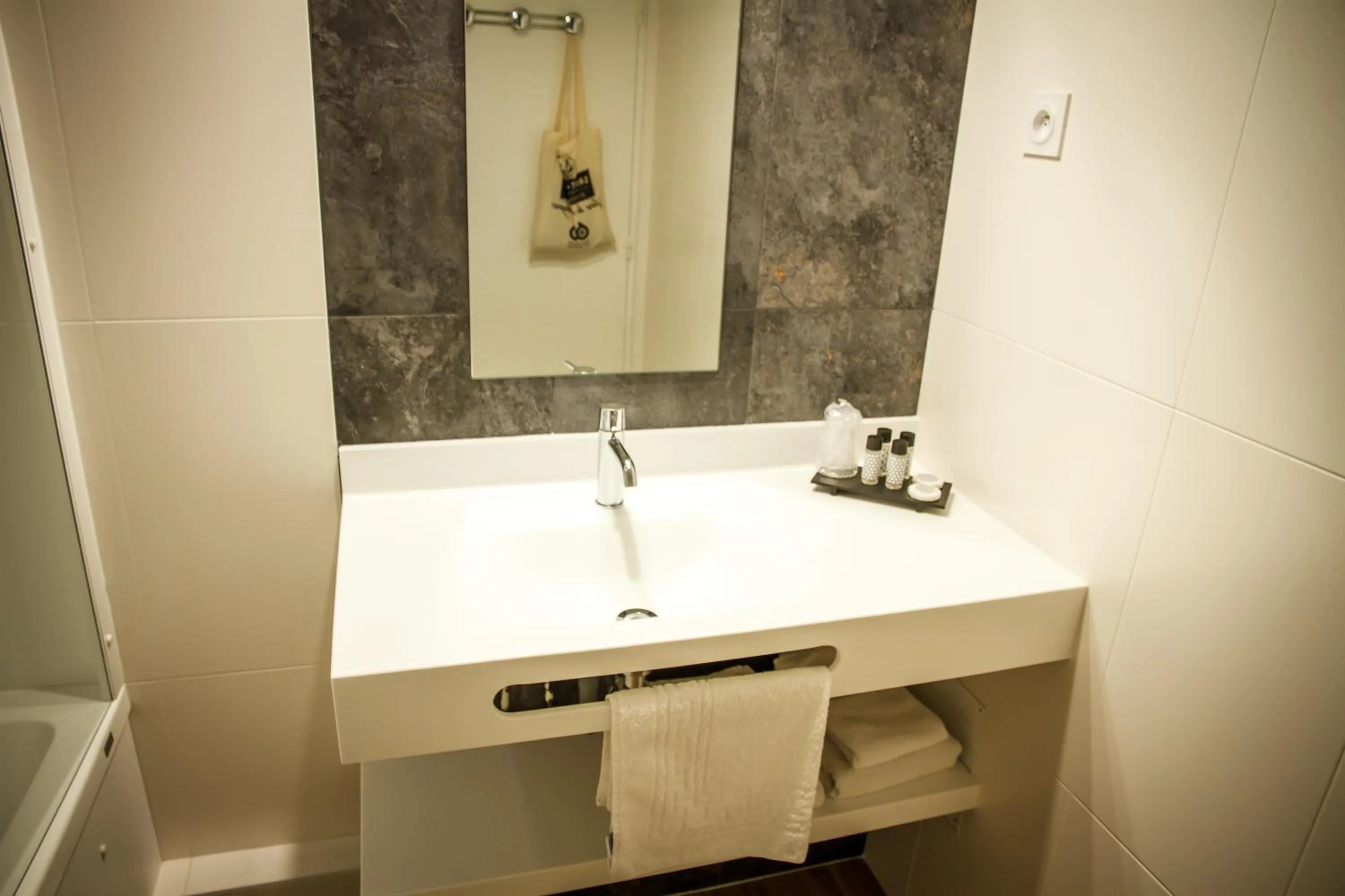 Bathroom in Hôtel Mir