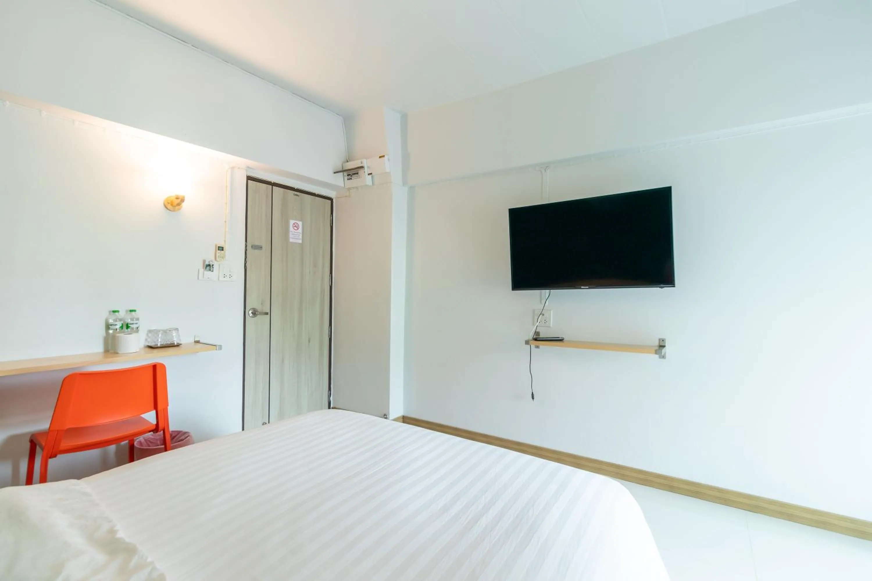 Photo of the whole room, Bed in Living Naraa Place