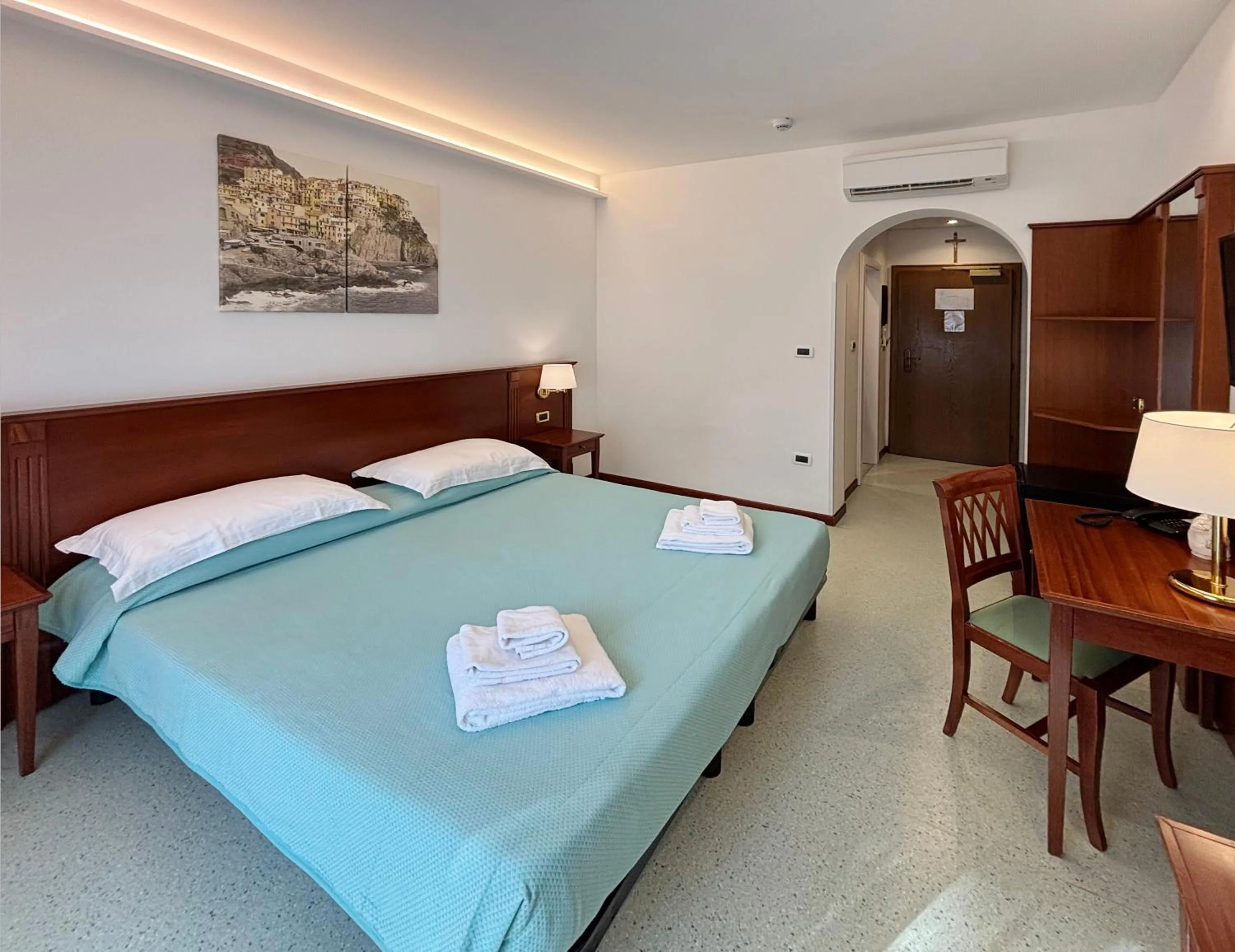 Photo of the whole room, Bed in Hotel Villa Adriana