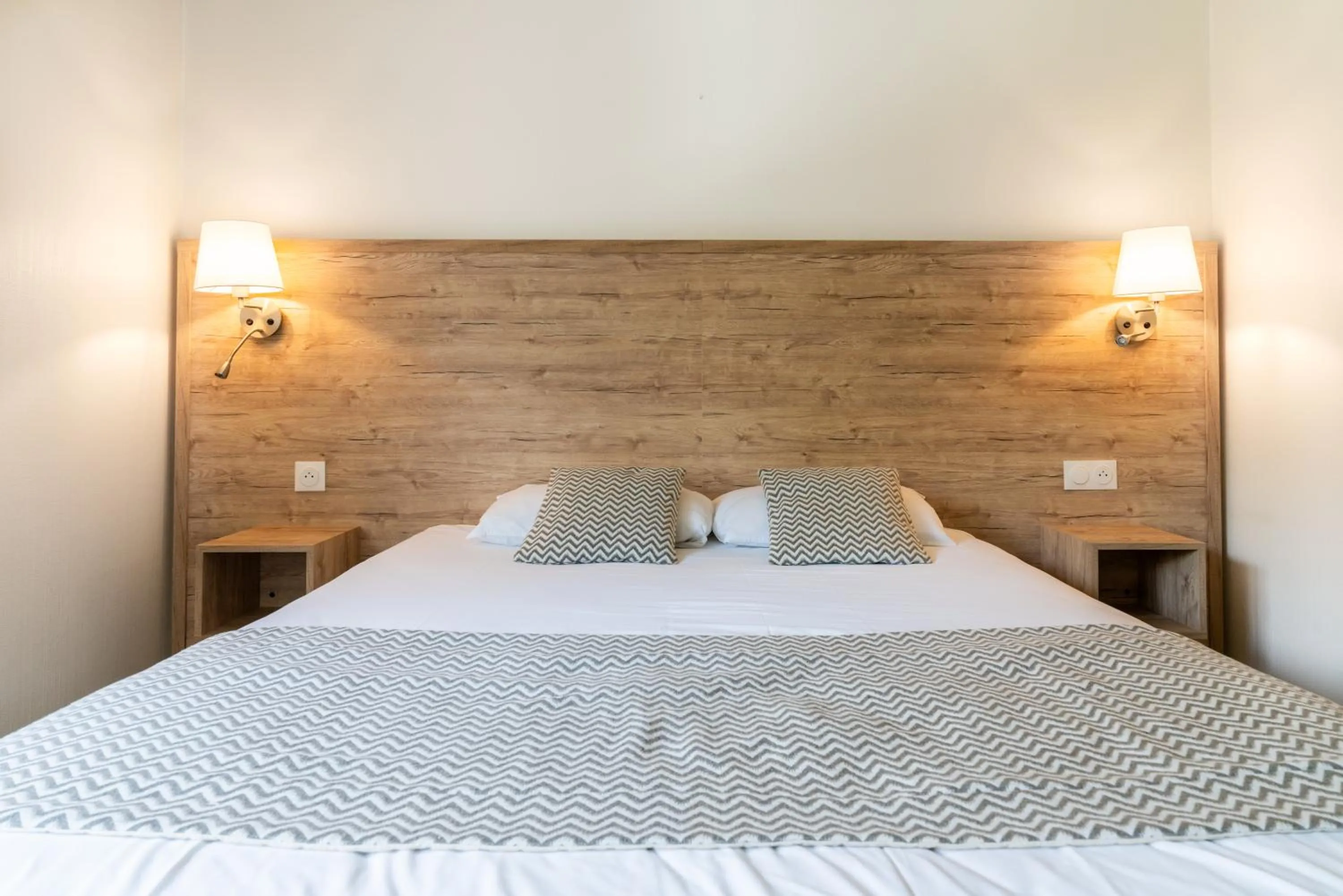 Bed in Abor Hôtel, Mont de Marsan