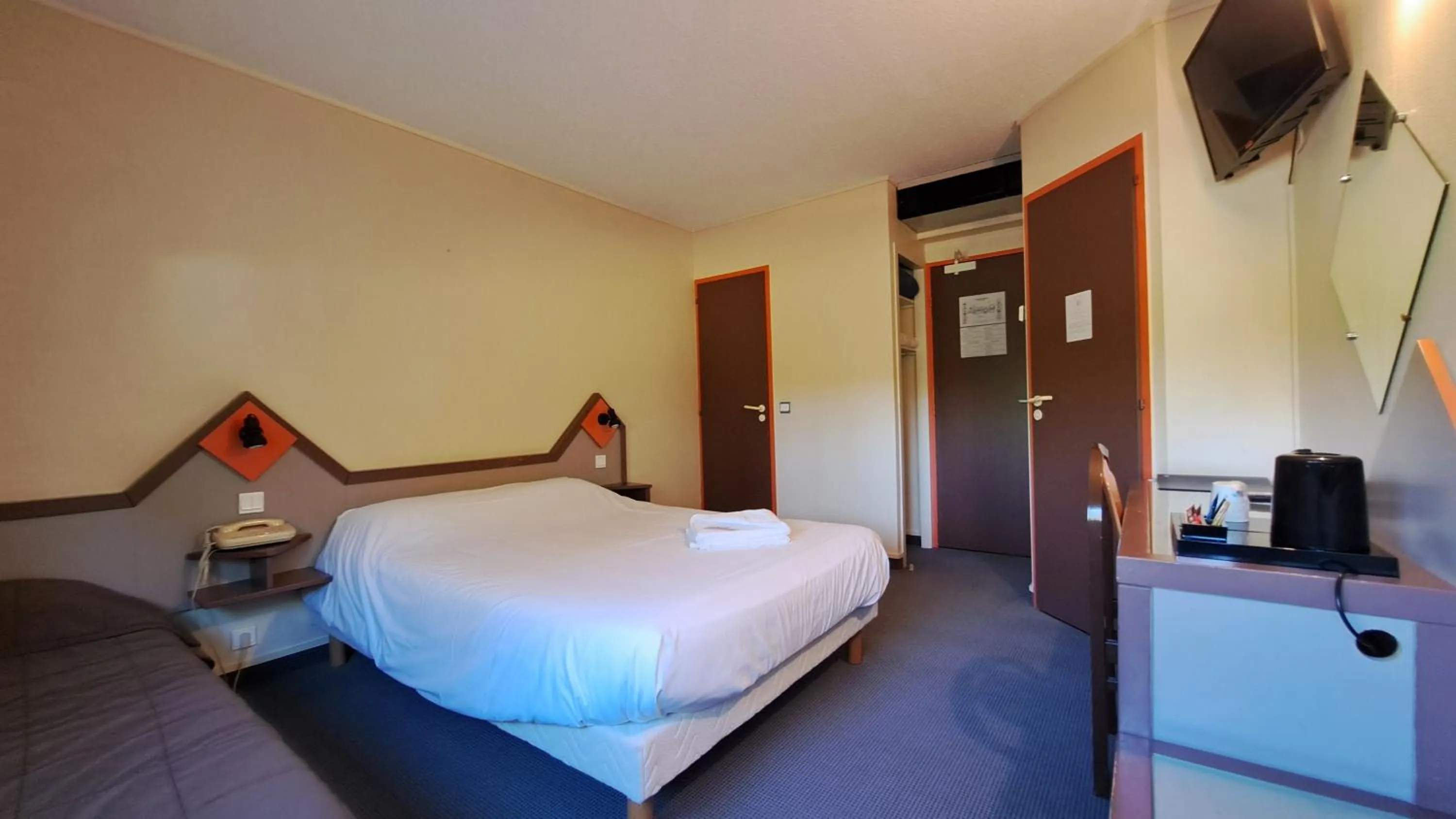 Bedroom, Bed in Abor Hôtel, Mont de Marsan