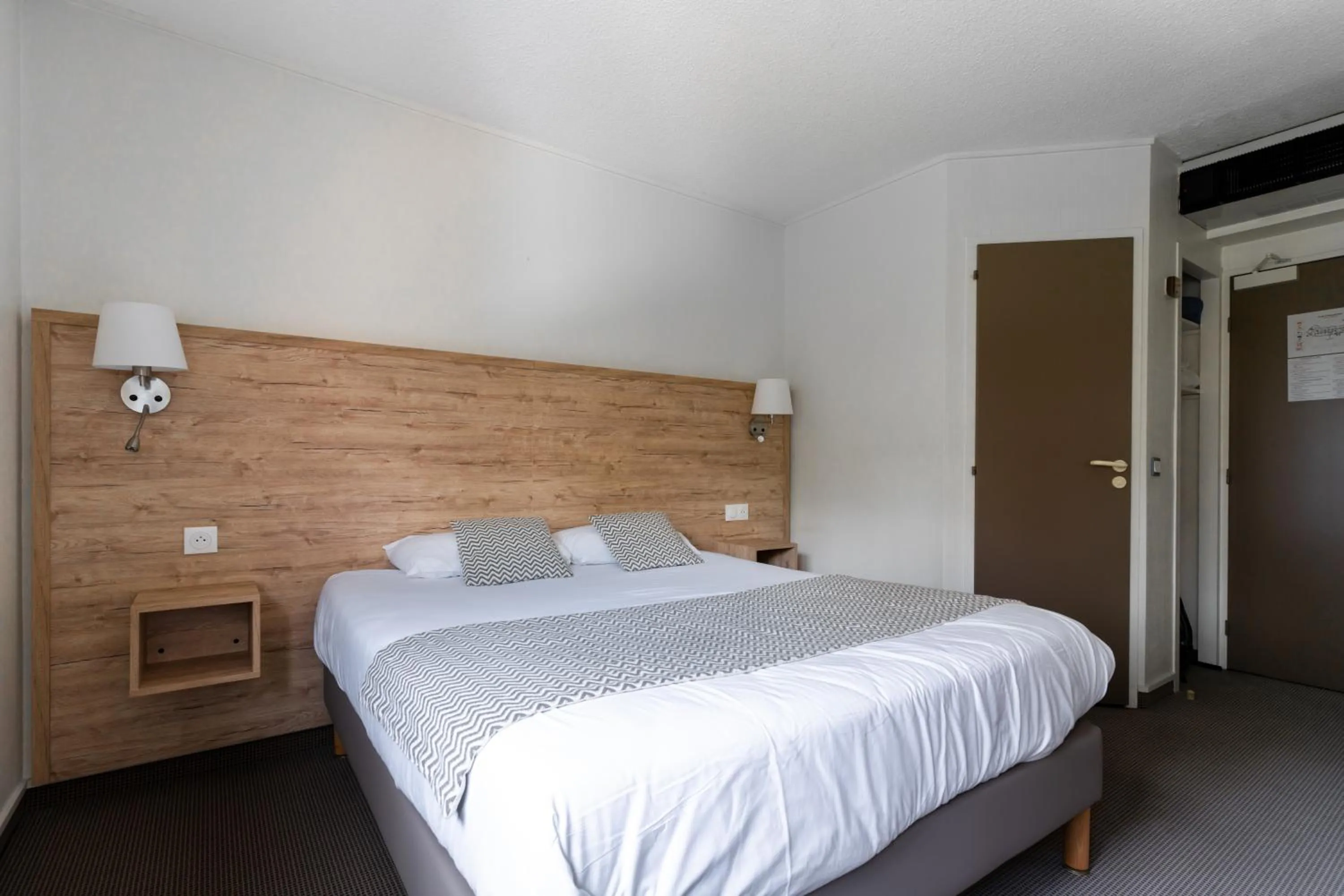 Bed in Abor Hôtel, Mont de Marsan