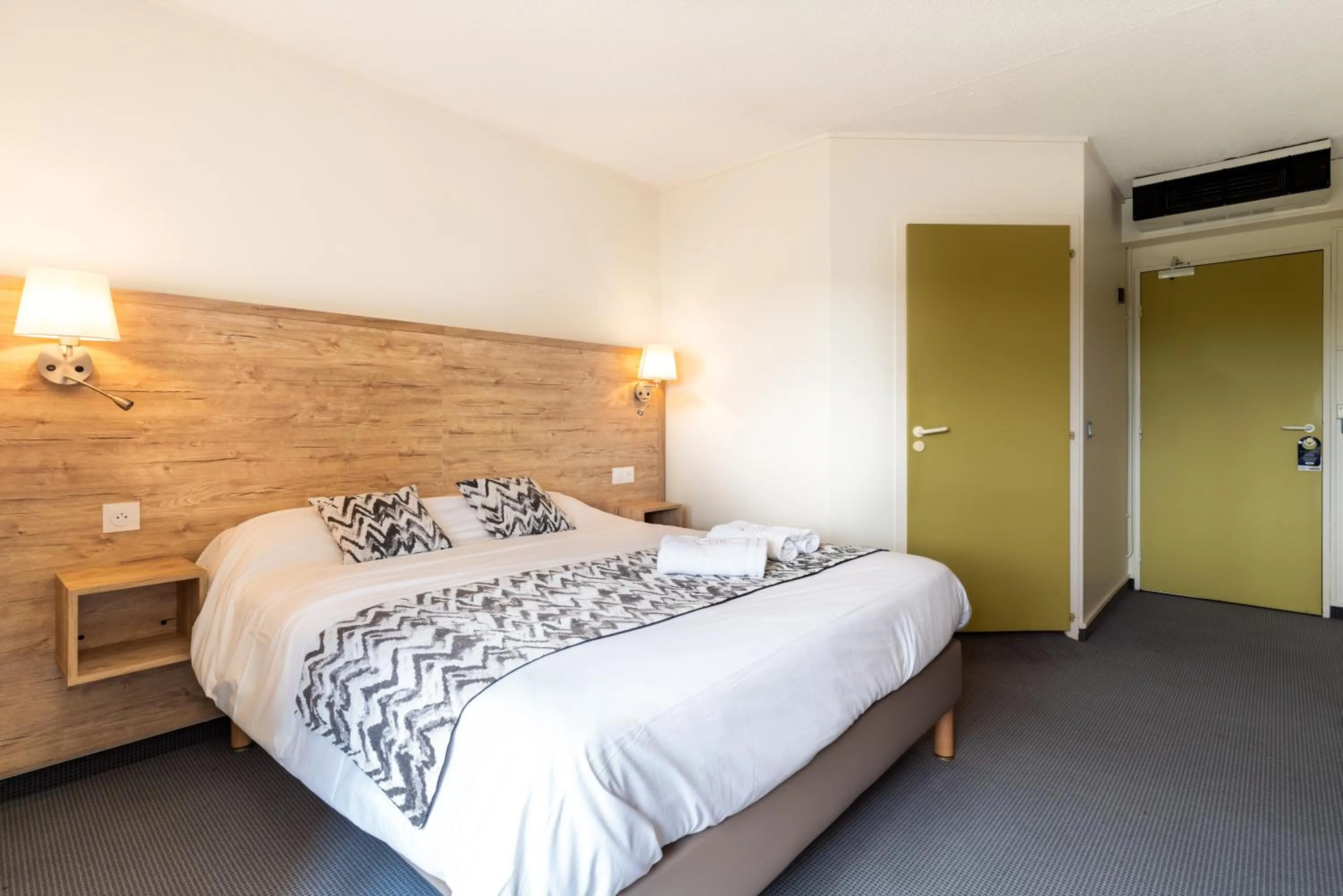 Bed in Abor Hôtel, Mont de Marsan