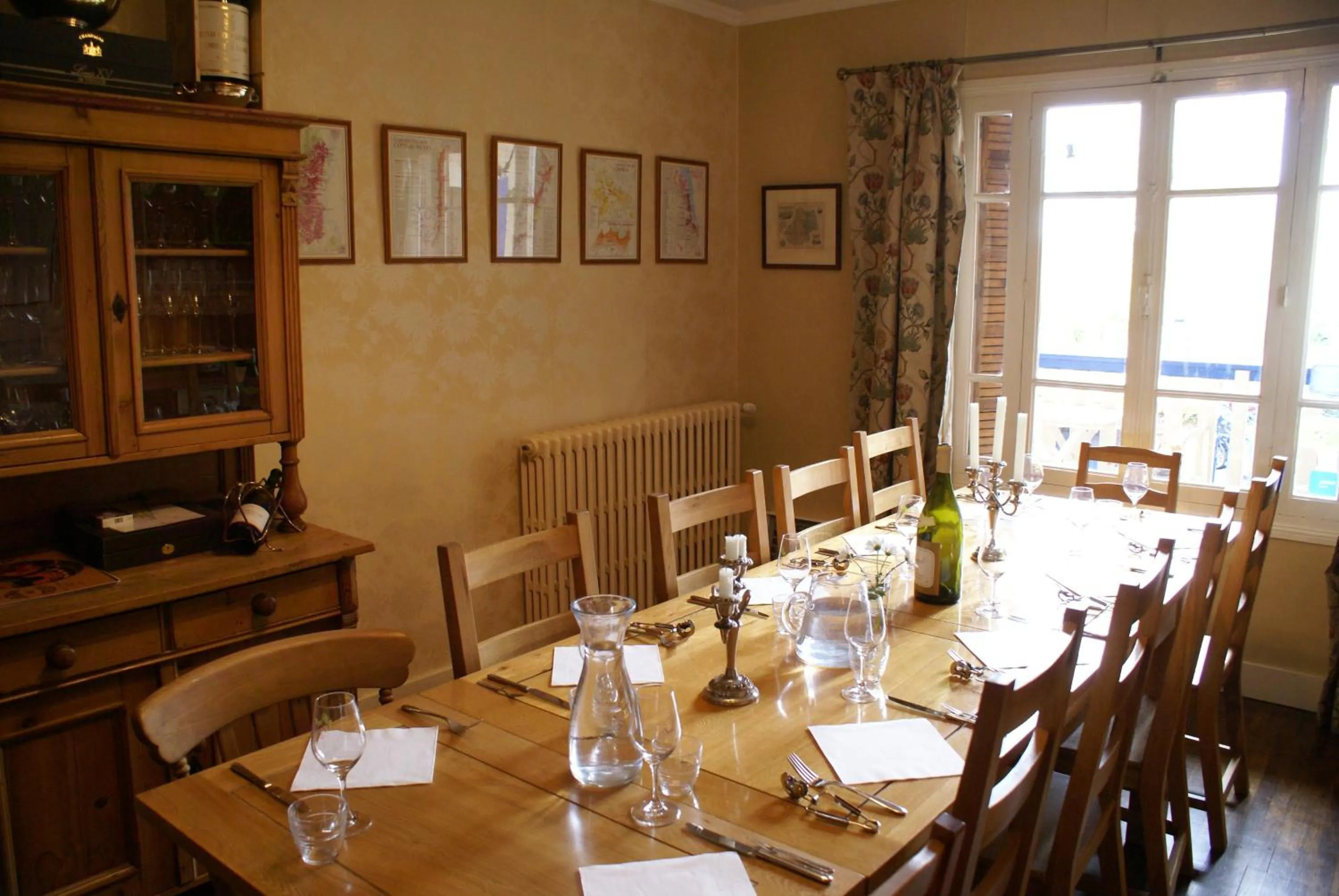 Restaurant/places to eat in Les Portails Bleus