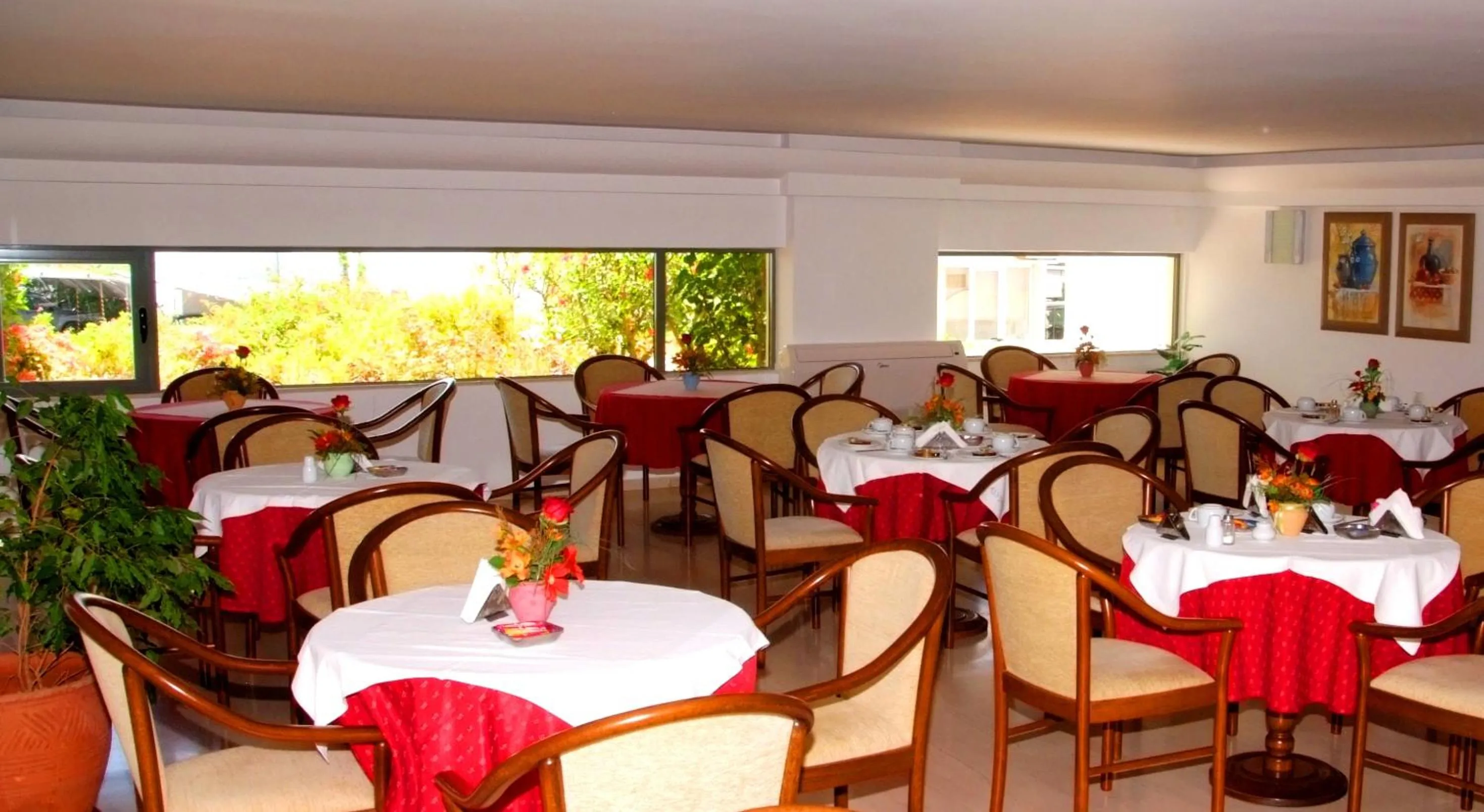 Restaurant/places to eat in Elysee Hotel