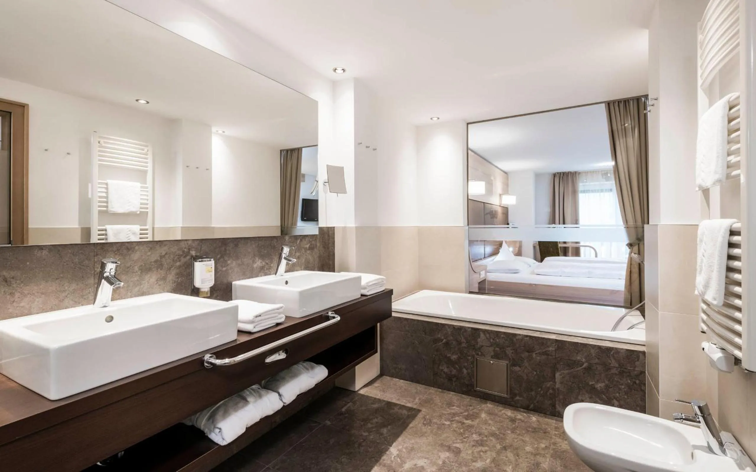 Bathroom, Bed in Der Mohrenwirt ****