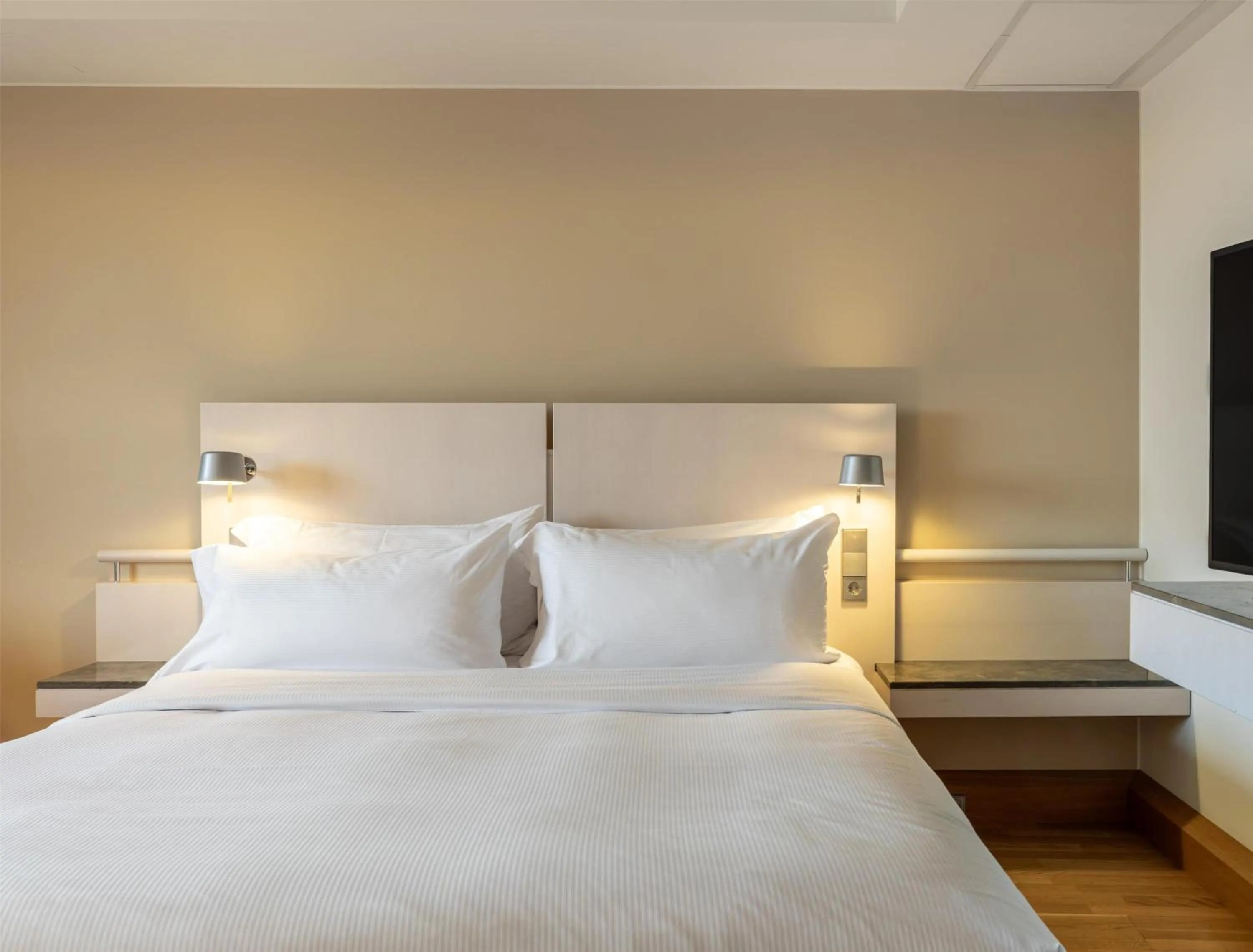 Bed in Hilton Helsinki Kalastajatorppa