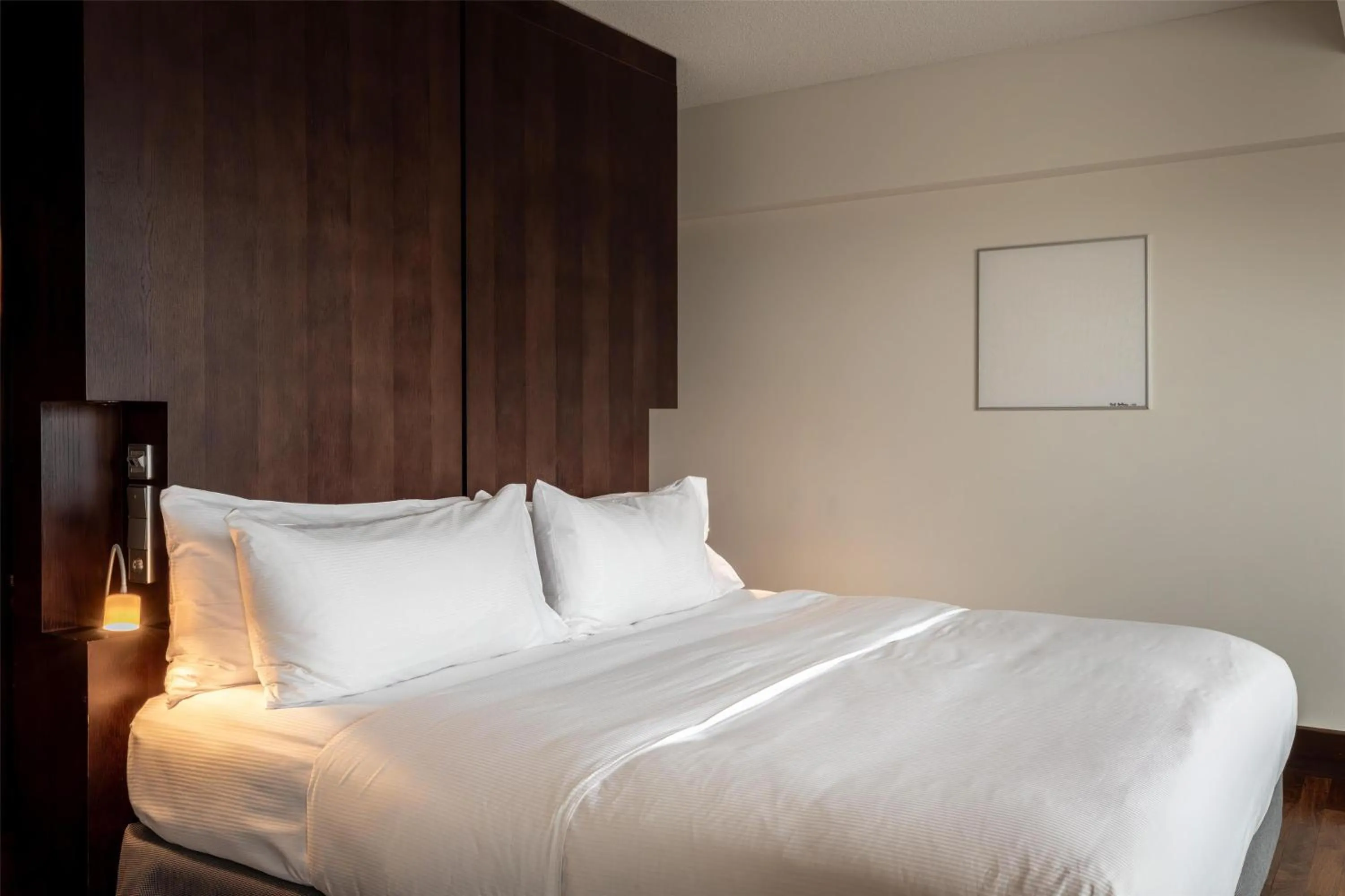 Bed in Hilton Helsinki Kalastajatorppa