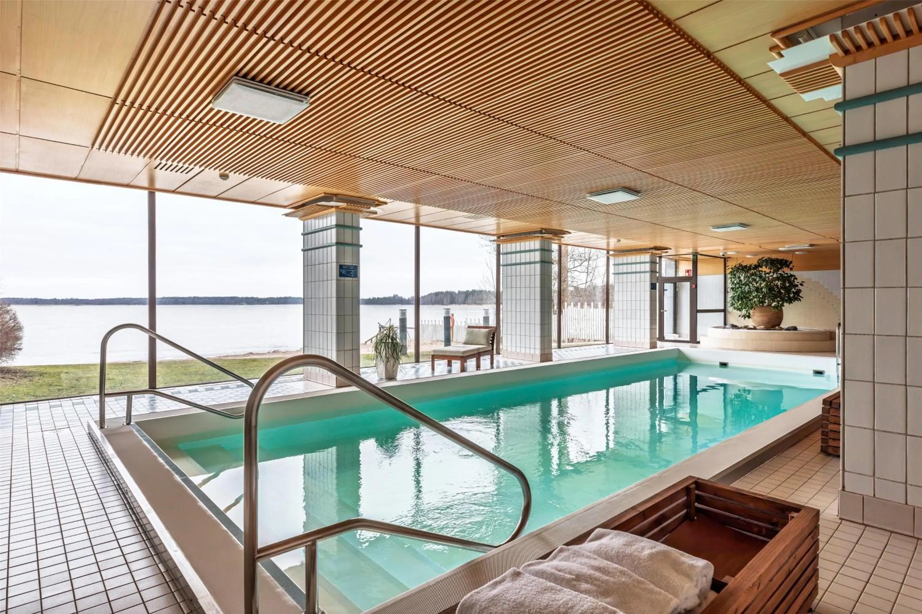 Pool view in Hilton Helsinki Kalastajatorppa