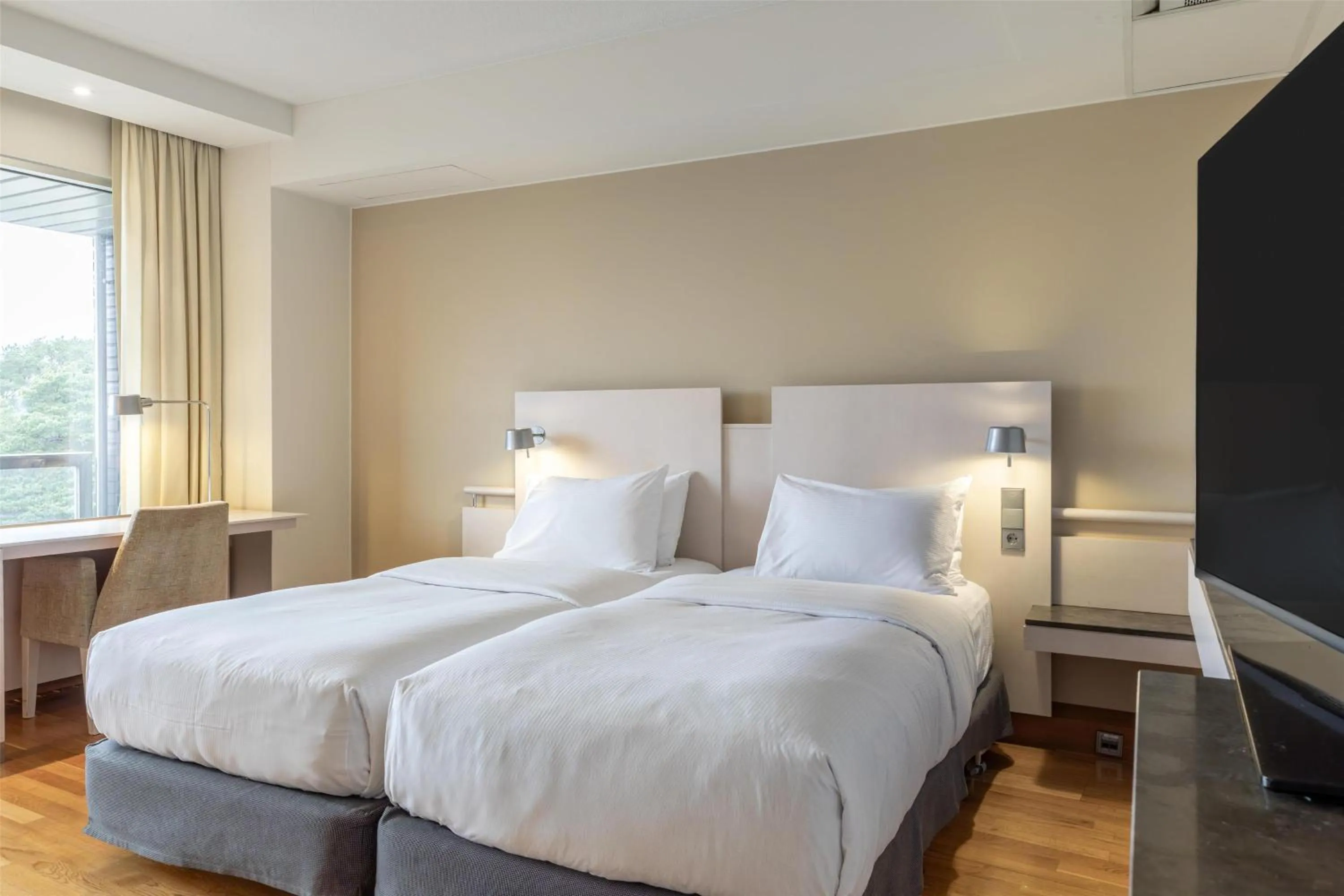 Bed in Hilton Helsinki Kalastajatorppa