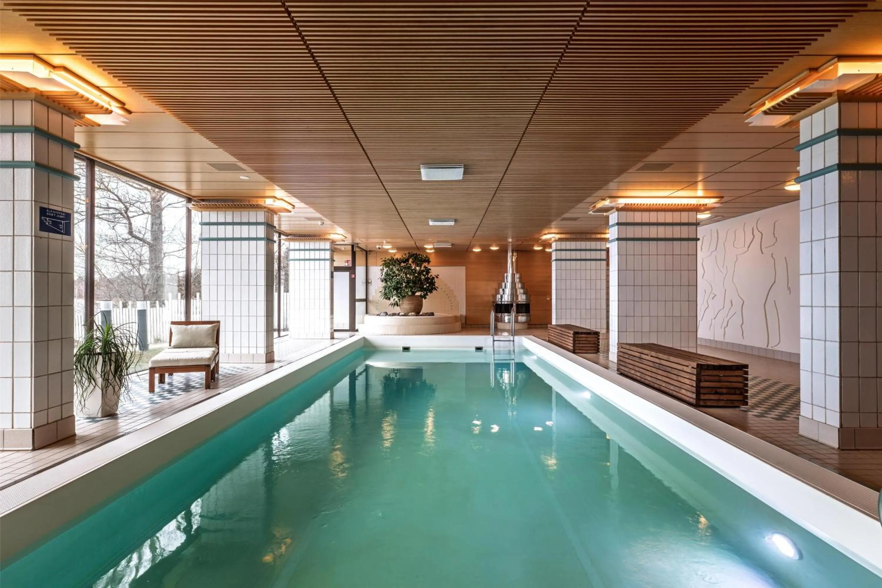 Pool view in Hilton Helsinki Kalastajatorppa