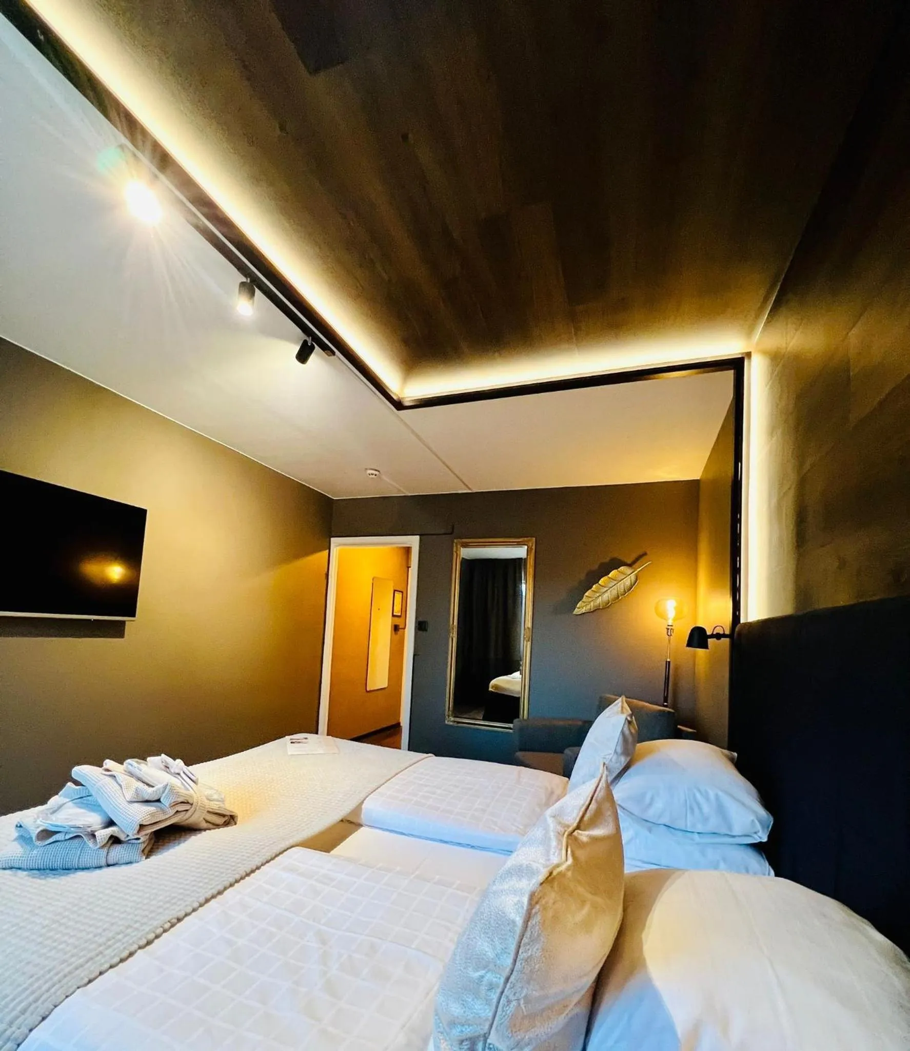 Property building, Bed in Palm Tree Hotel, Best Western Signature Collection