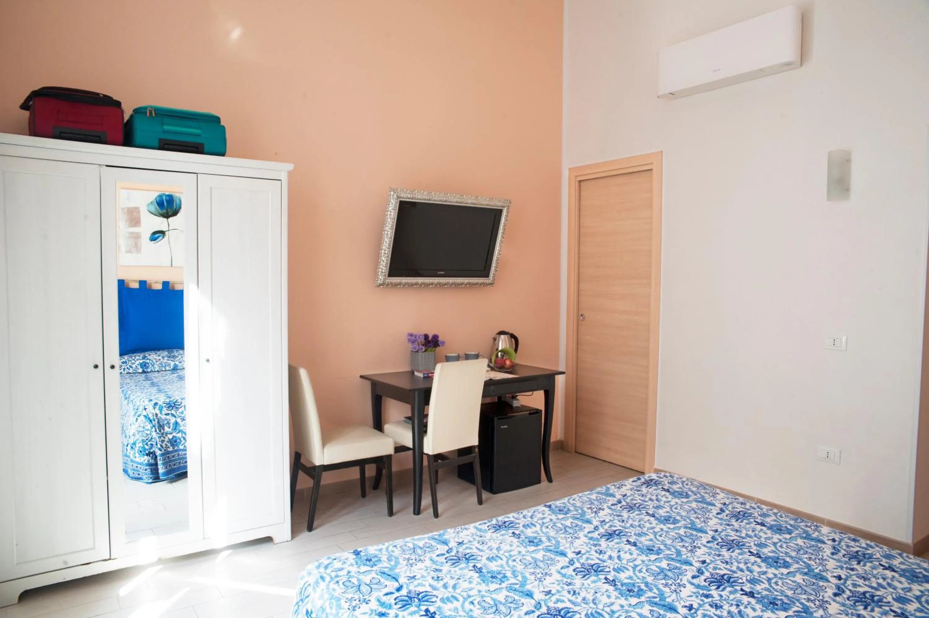 Photo of the whole room, Bed in Merulana Suite