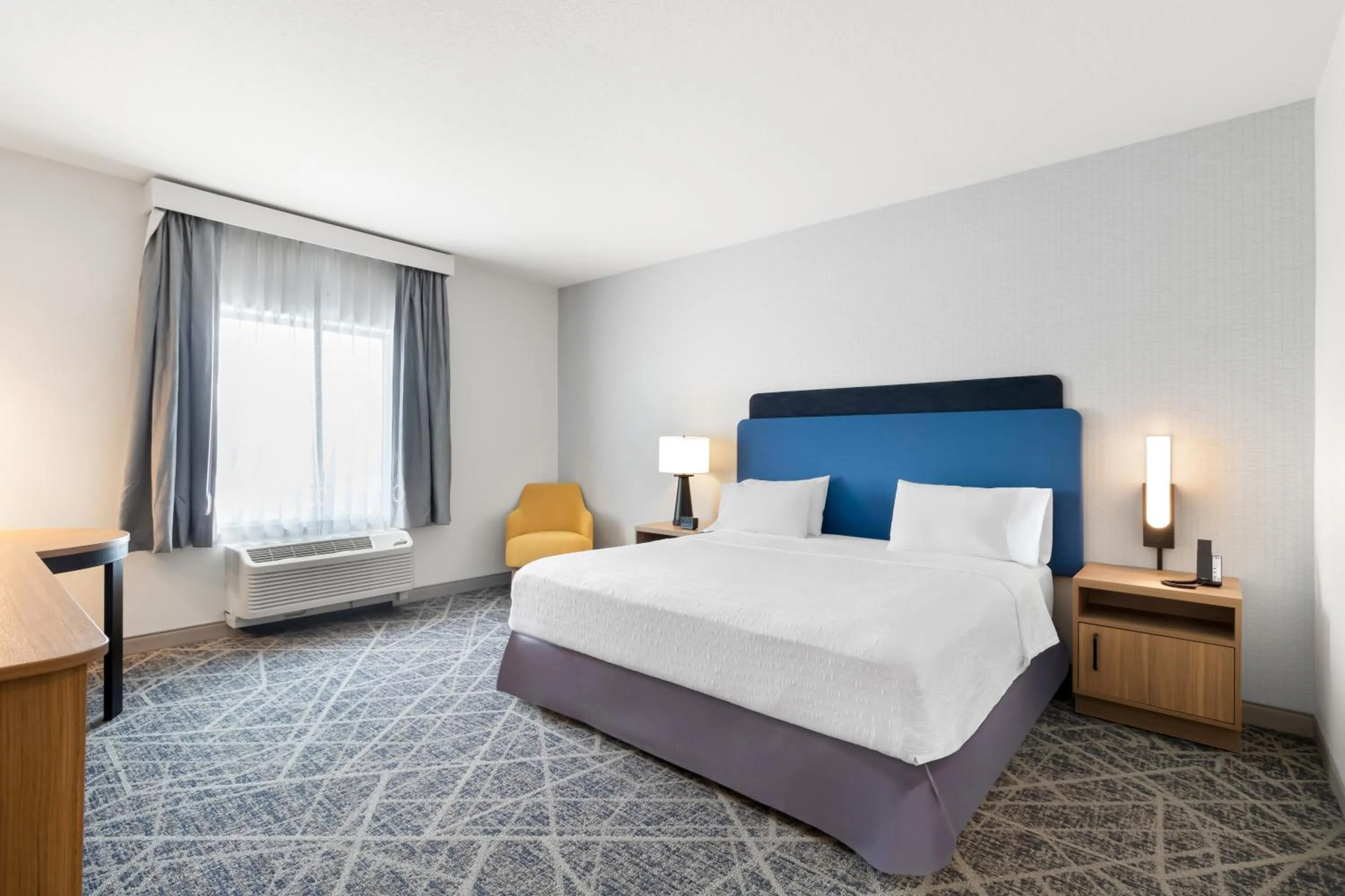 Bed in Hampton Inn & Suites New Castle, PA