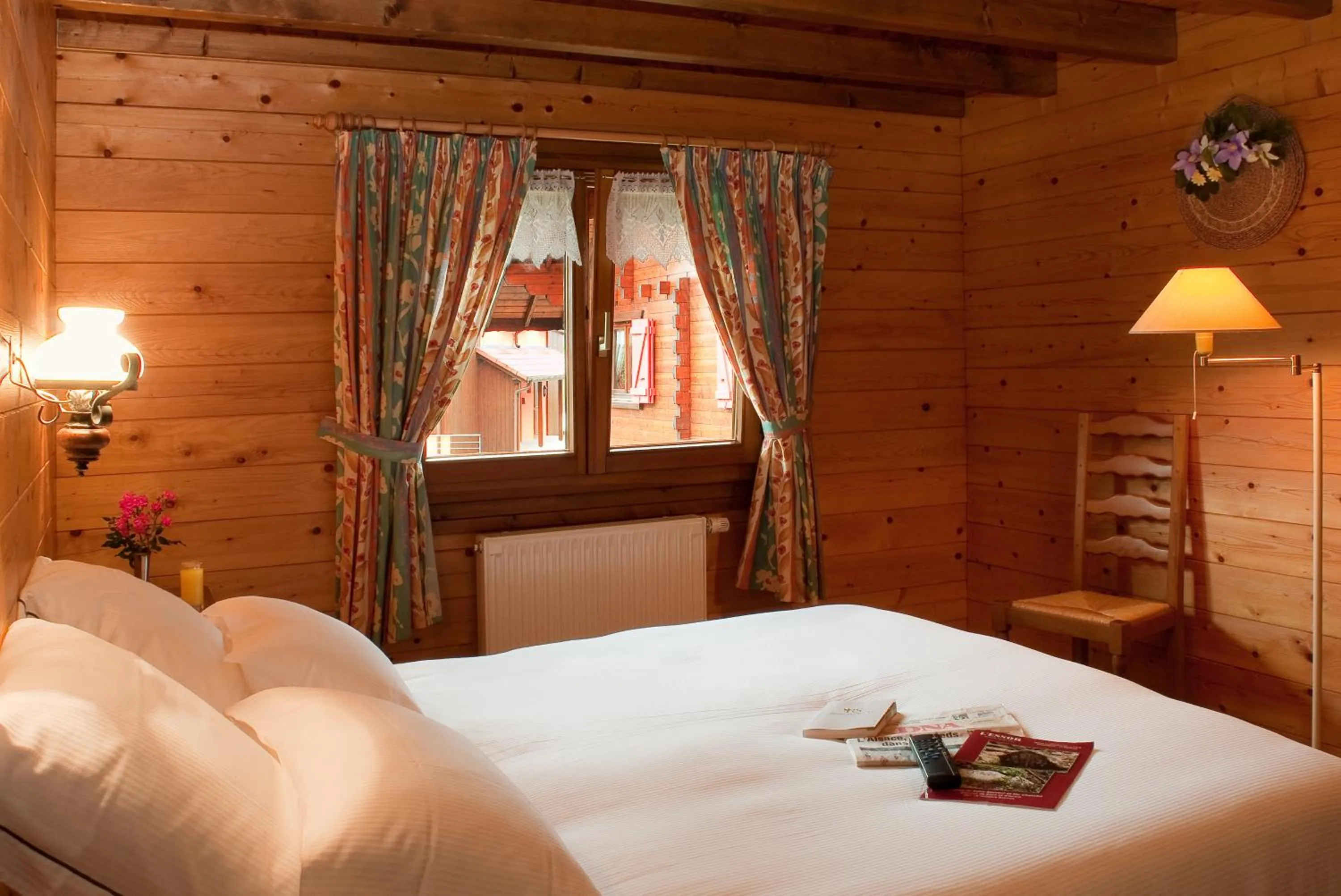 Bed in Logis Hôtel Restaurant Neuhauser