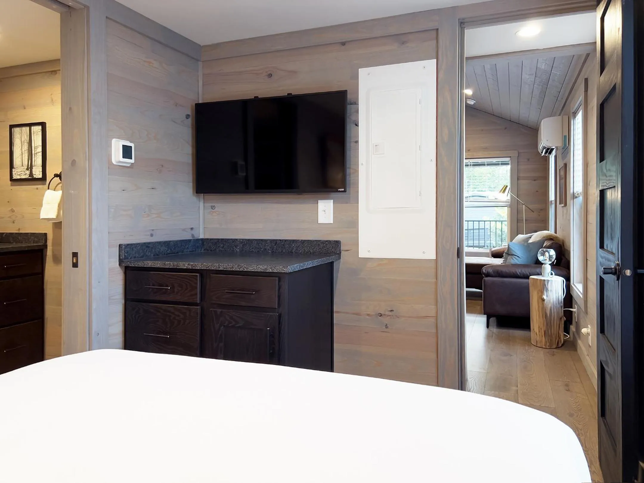 TV and multimedia, Bed in Asheville River Cabins