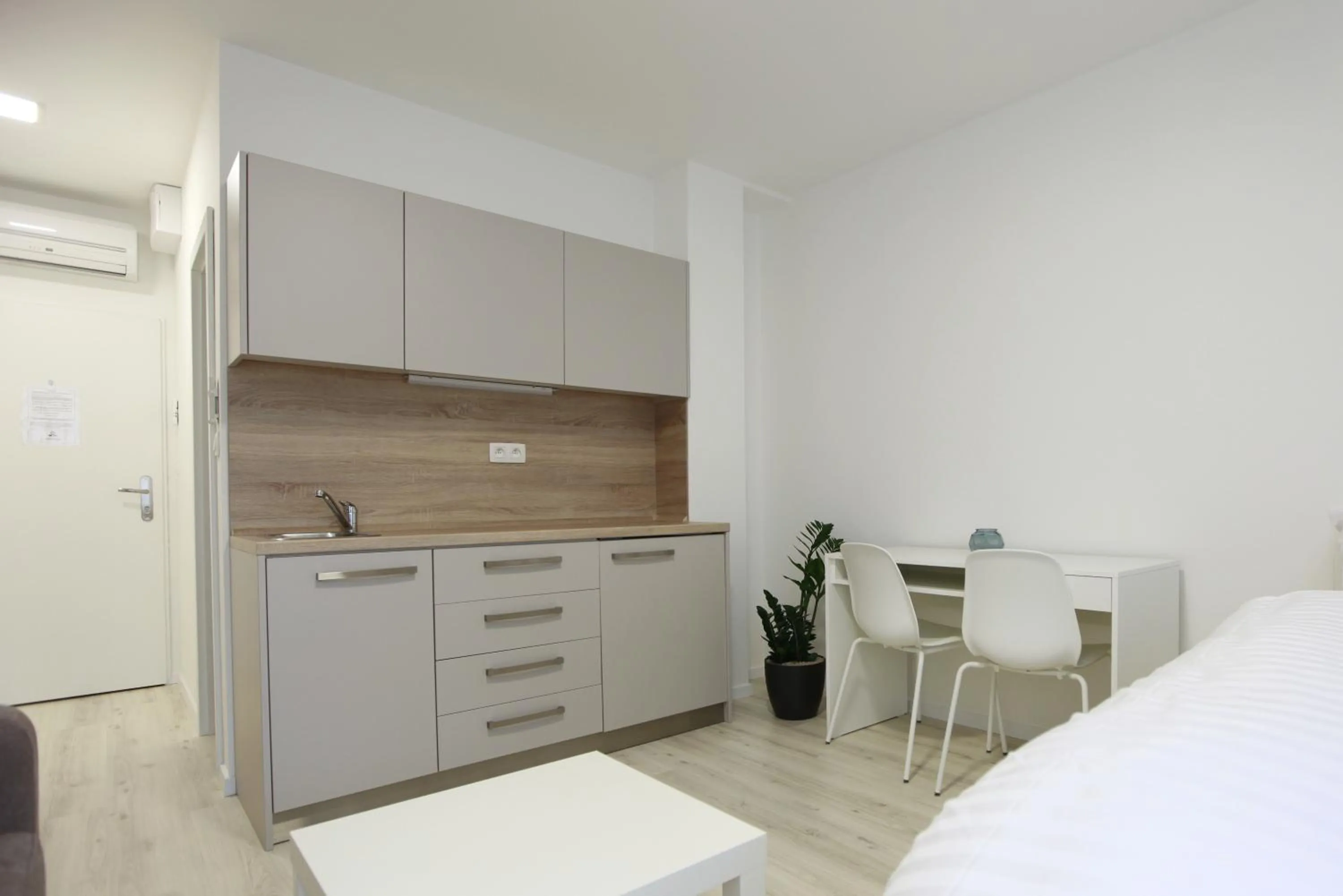 Kitchen or kitchenette, Bed in City Center Best Place Apartments