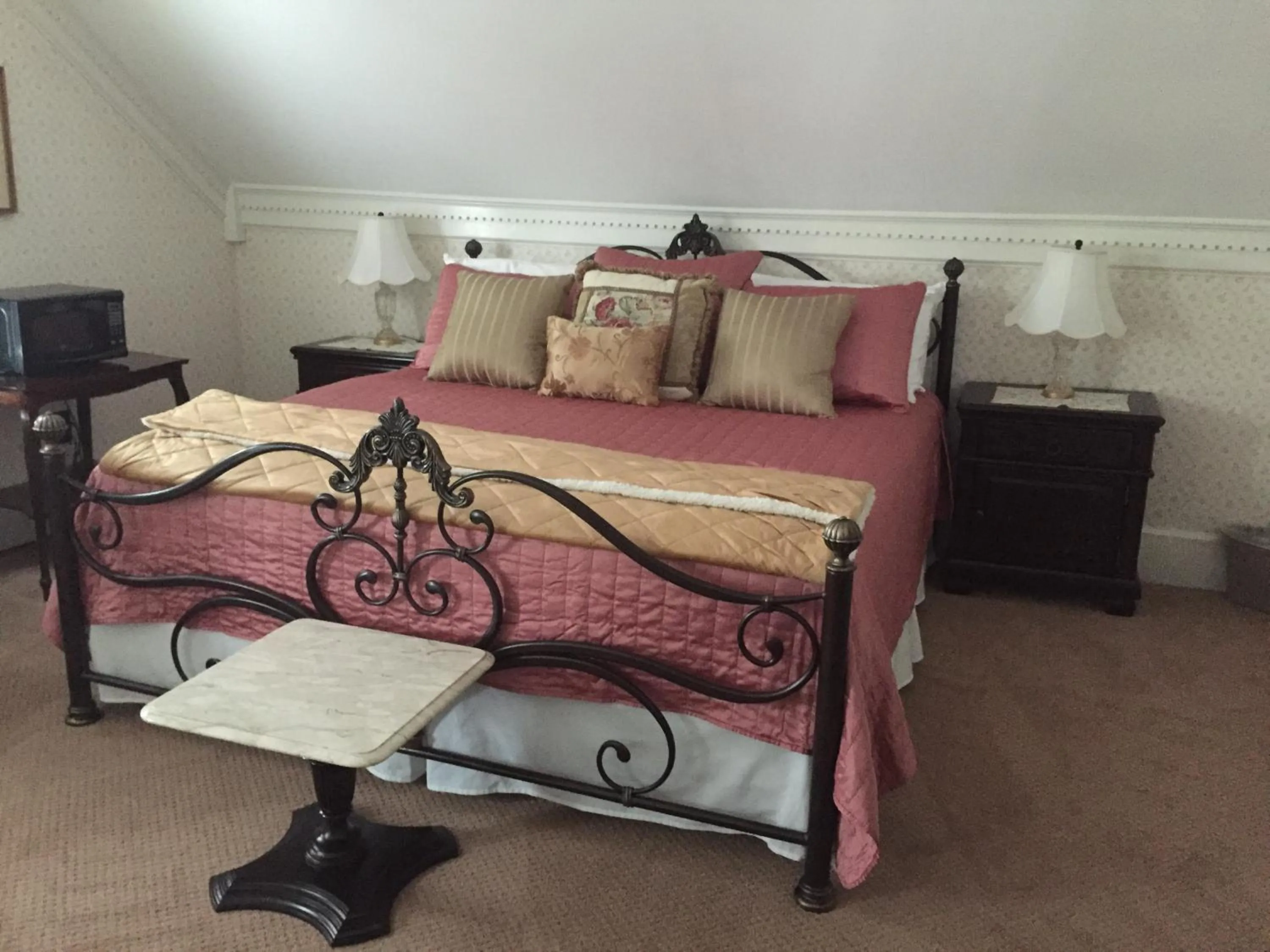 Photo of the whole room, Bed in Victoria Inn