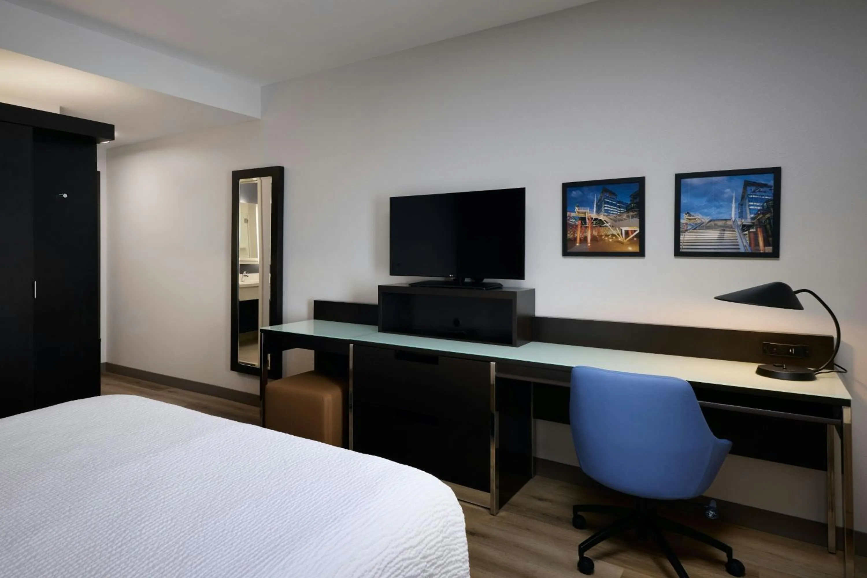 Photo of the whole room, Bed in Fairfield Inn & Suites by Marriott Denver Downtown