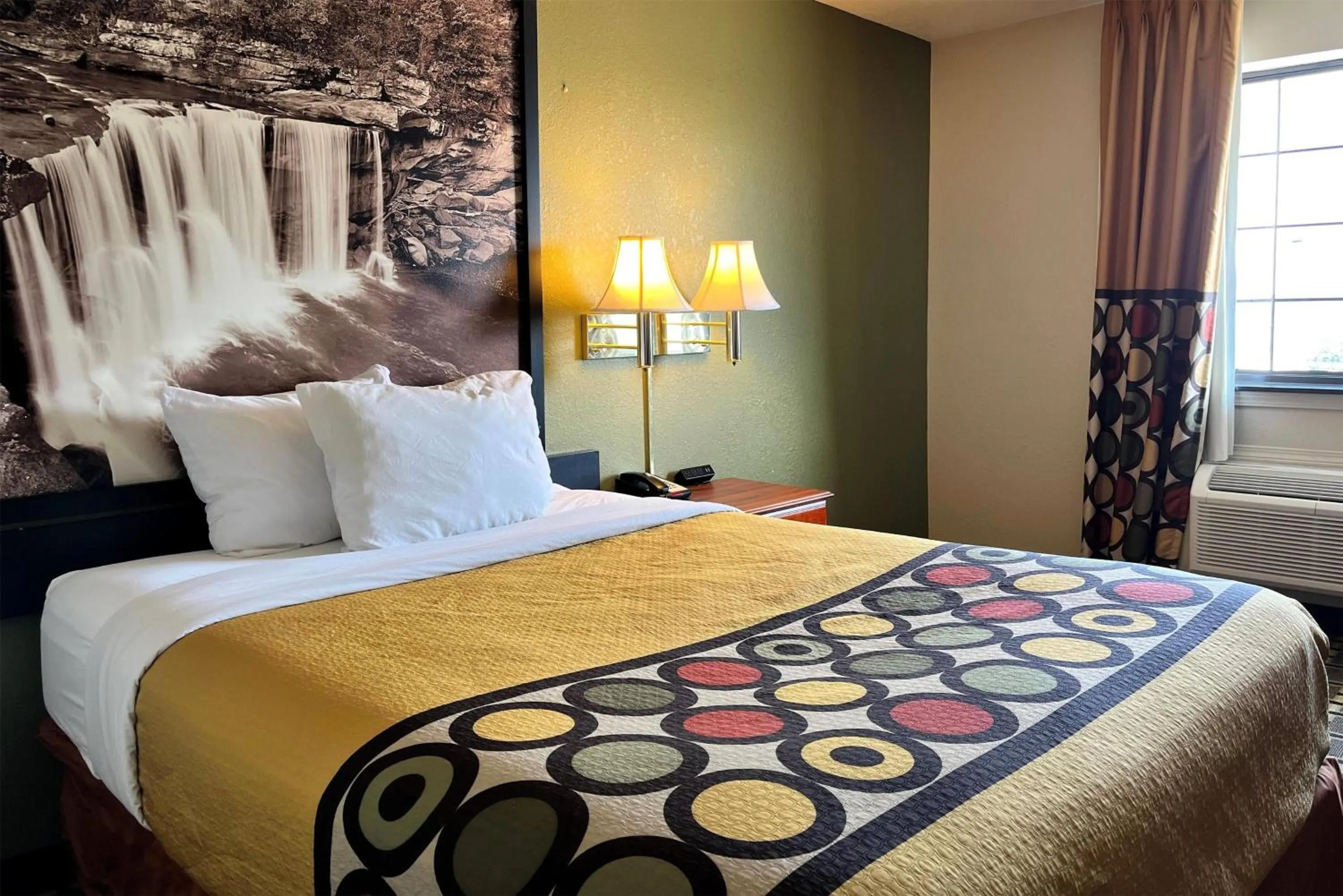 Photo of the whole room, Bed in Super 8 by Wyndham Madison IN