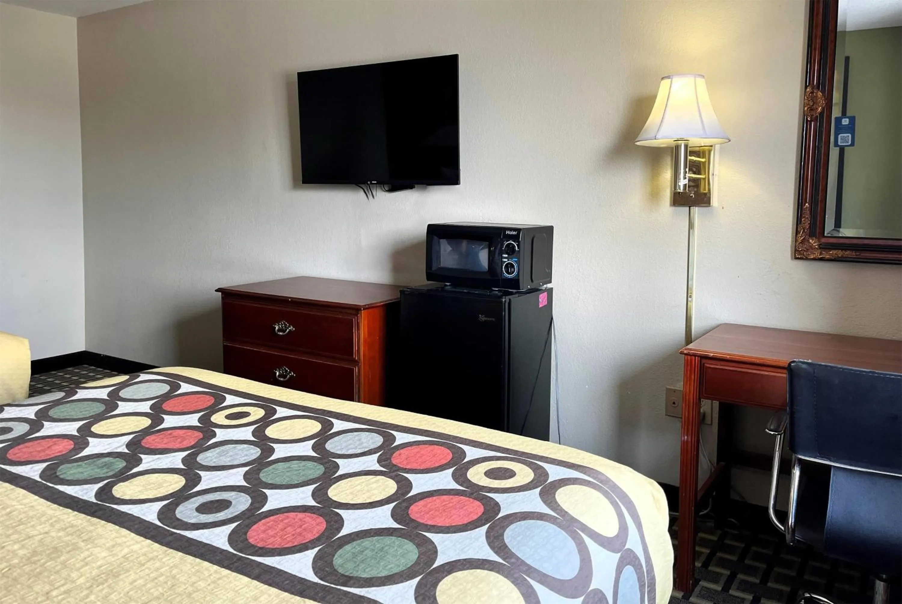 Photo of the whole room, Bed in Super 8 by Wyndham Madison IN