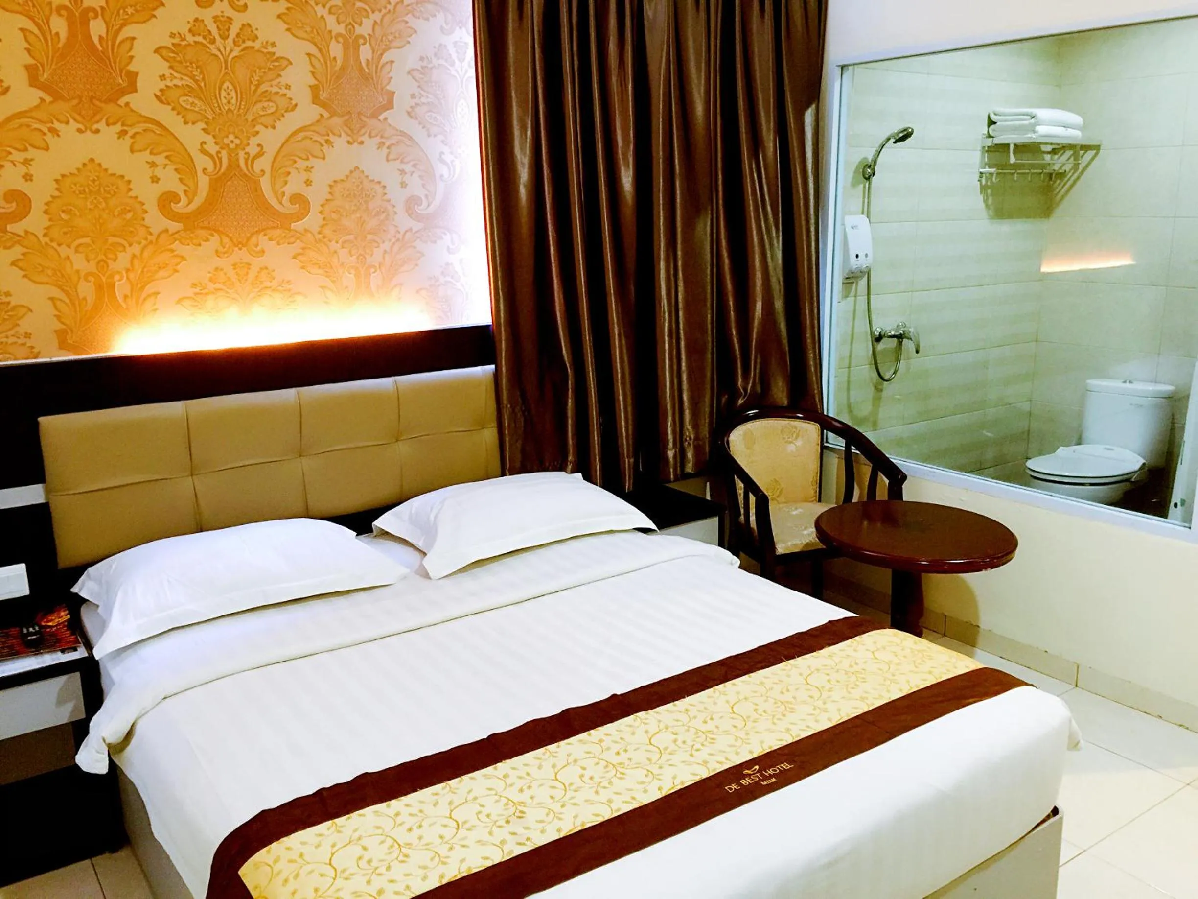 Toilet, Bed in De Best Hotel