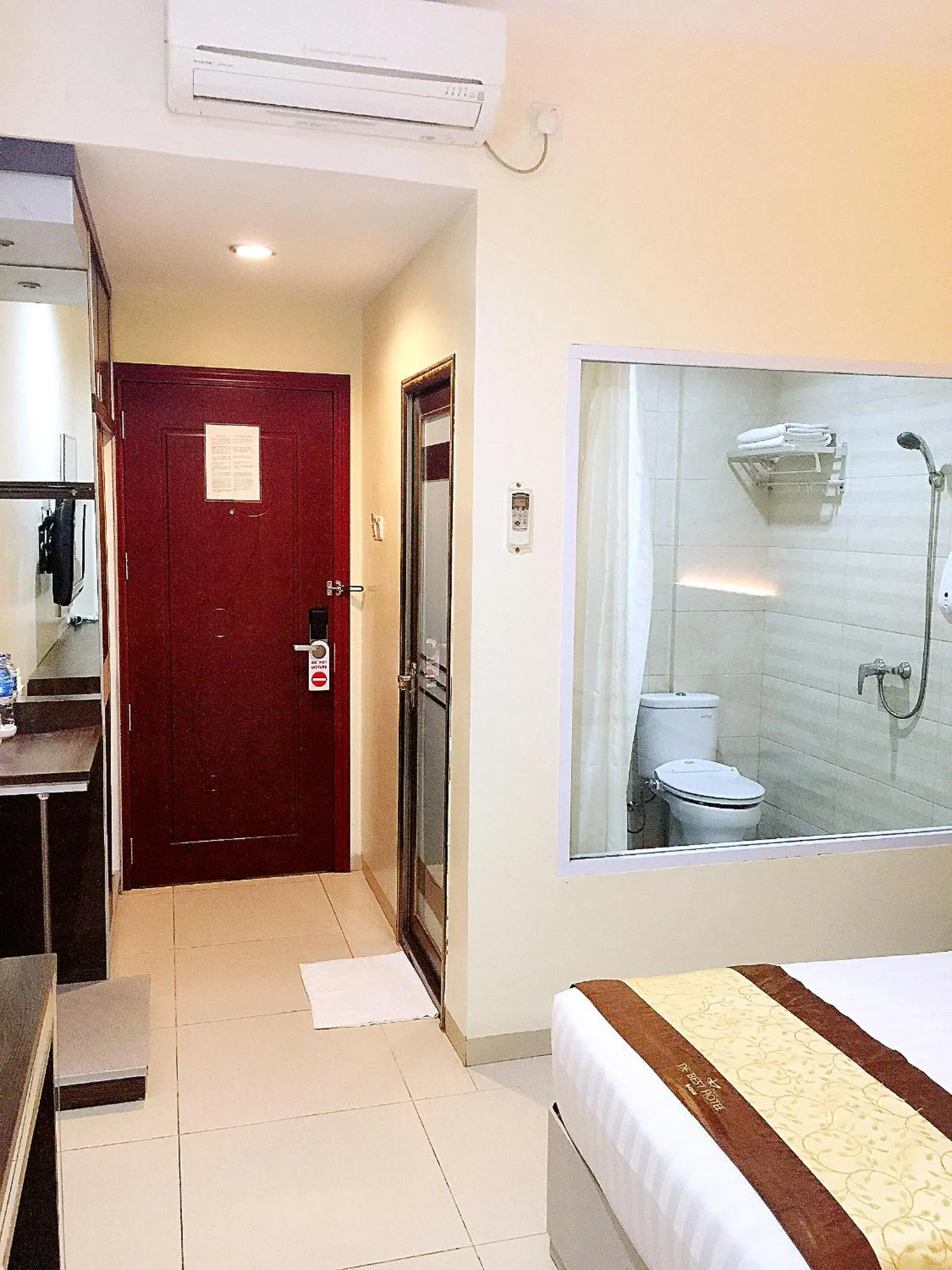 Shower, Bed in De Best Hotel