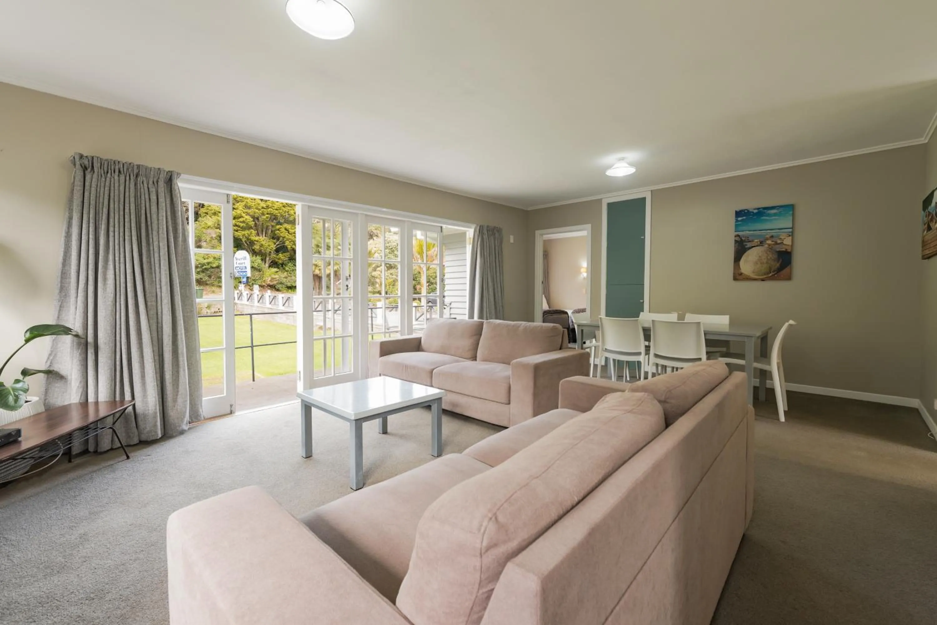 TV and multimedia in Averill Court Motel