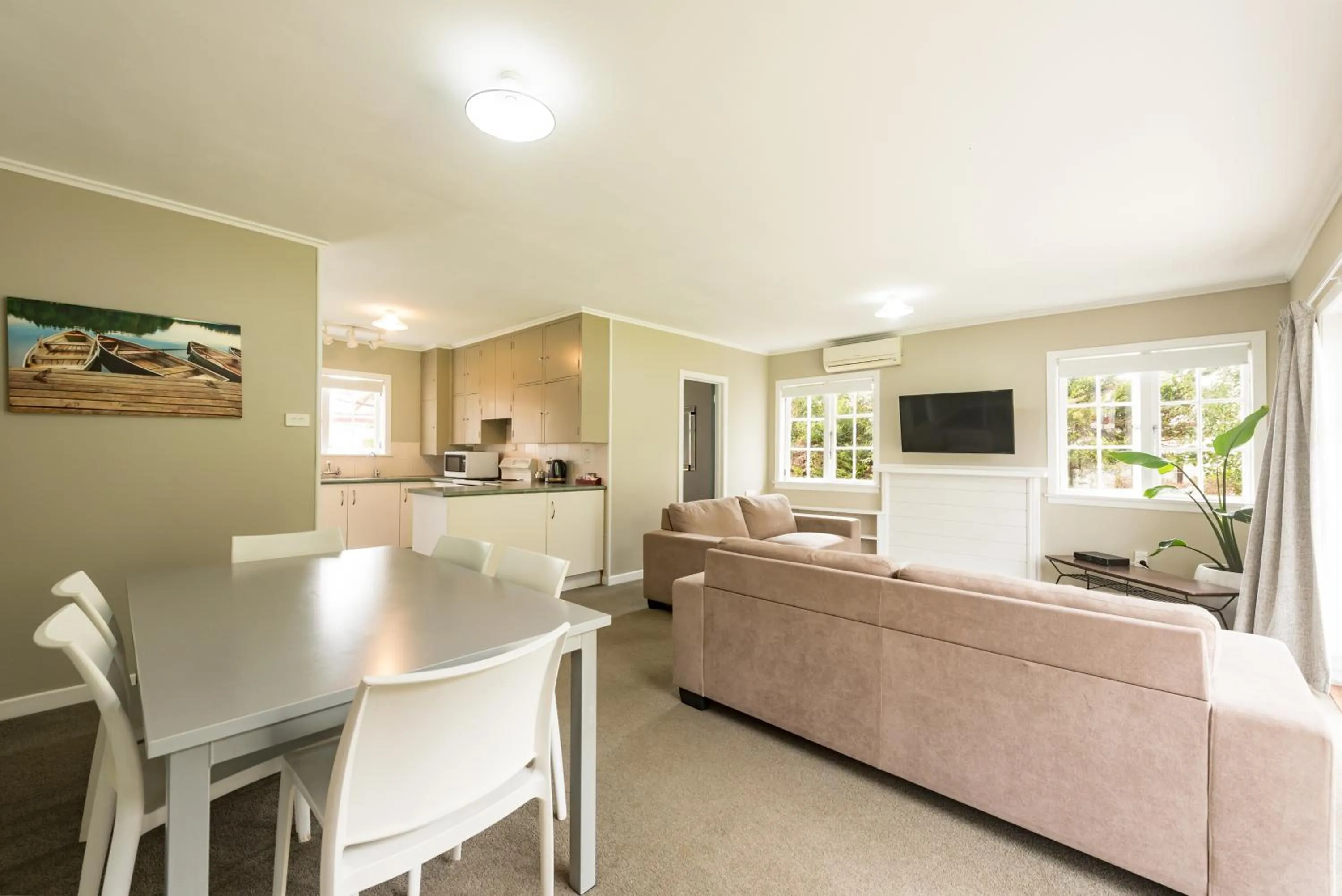 TV and multimedia in Averill Court Motel