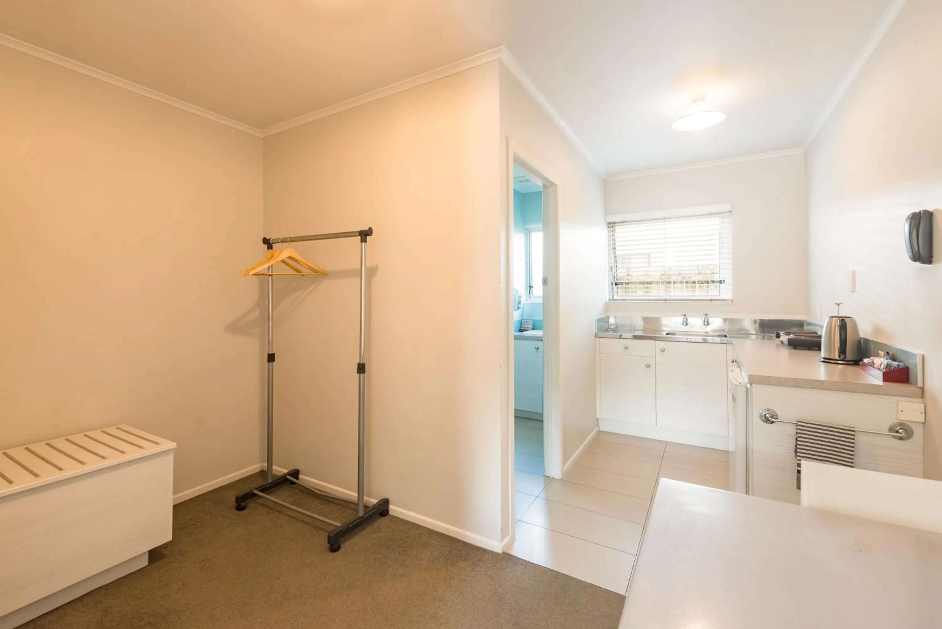 Kitchen or kitchenette, Bed in Averill Court Motel