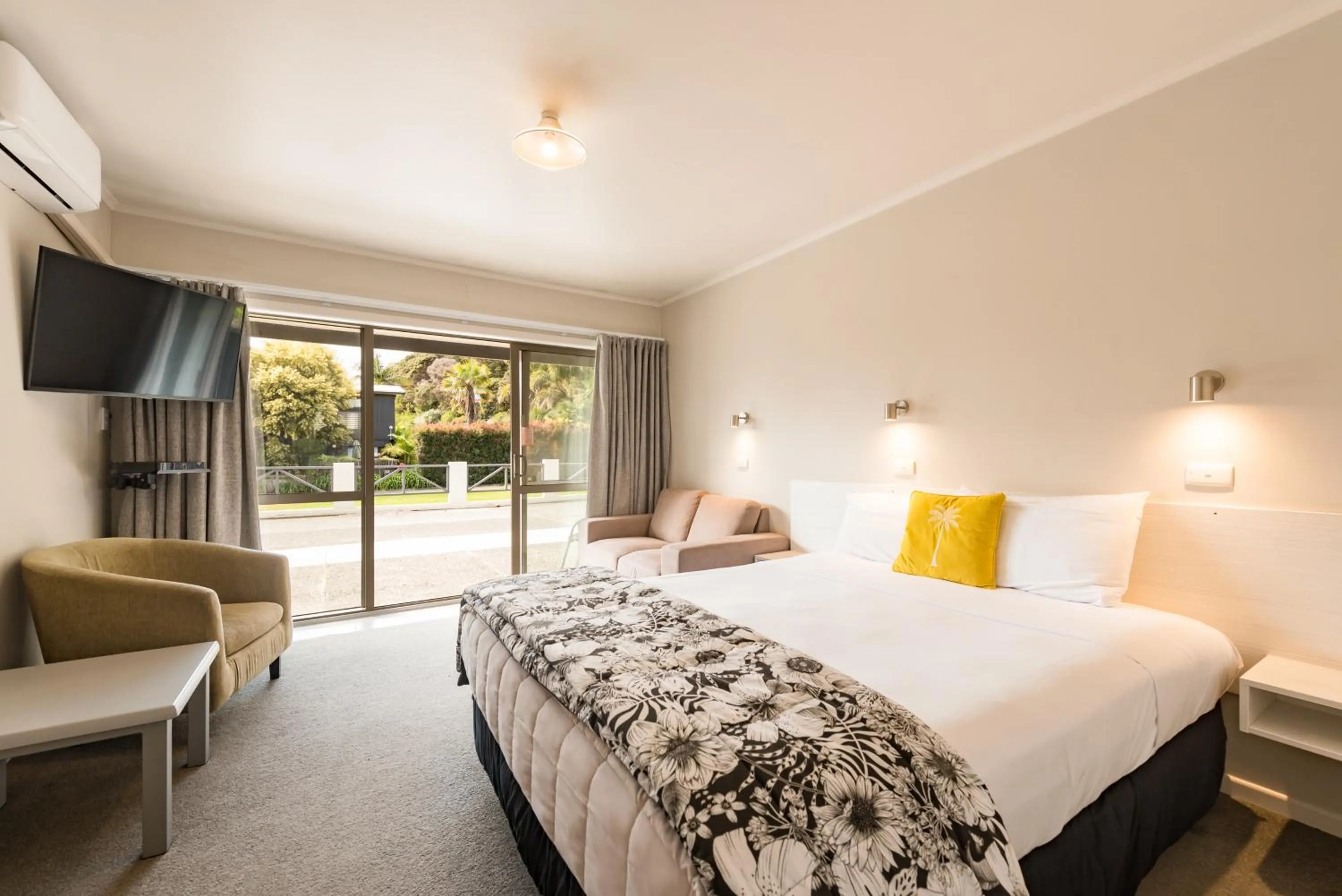 TV and multimedia, Bed in Averill Court Motel