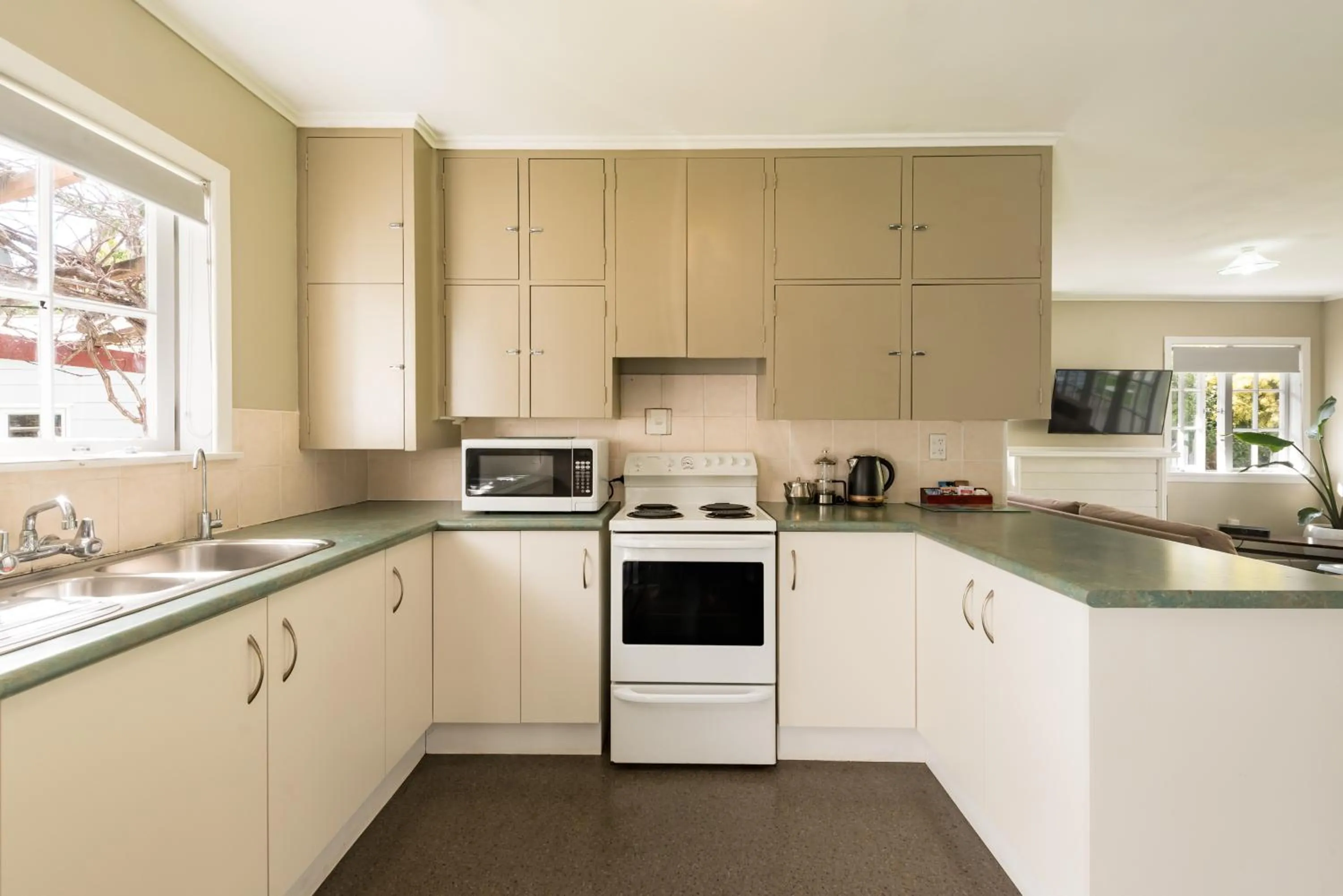 Kitchen or kitchenette in Averill Court Motel