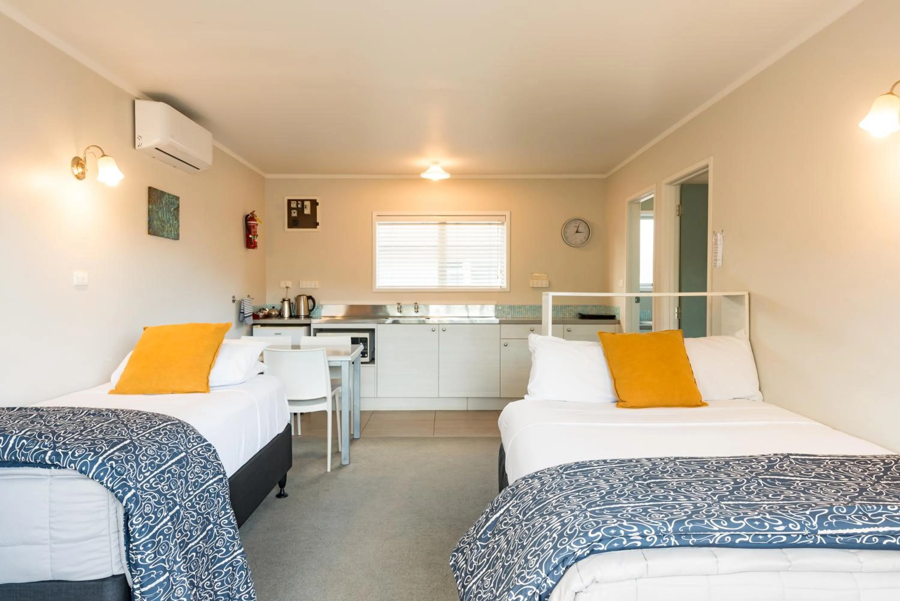 Kitchen or kitchenette, Bed in Averill Court Motel