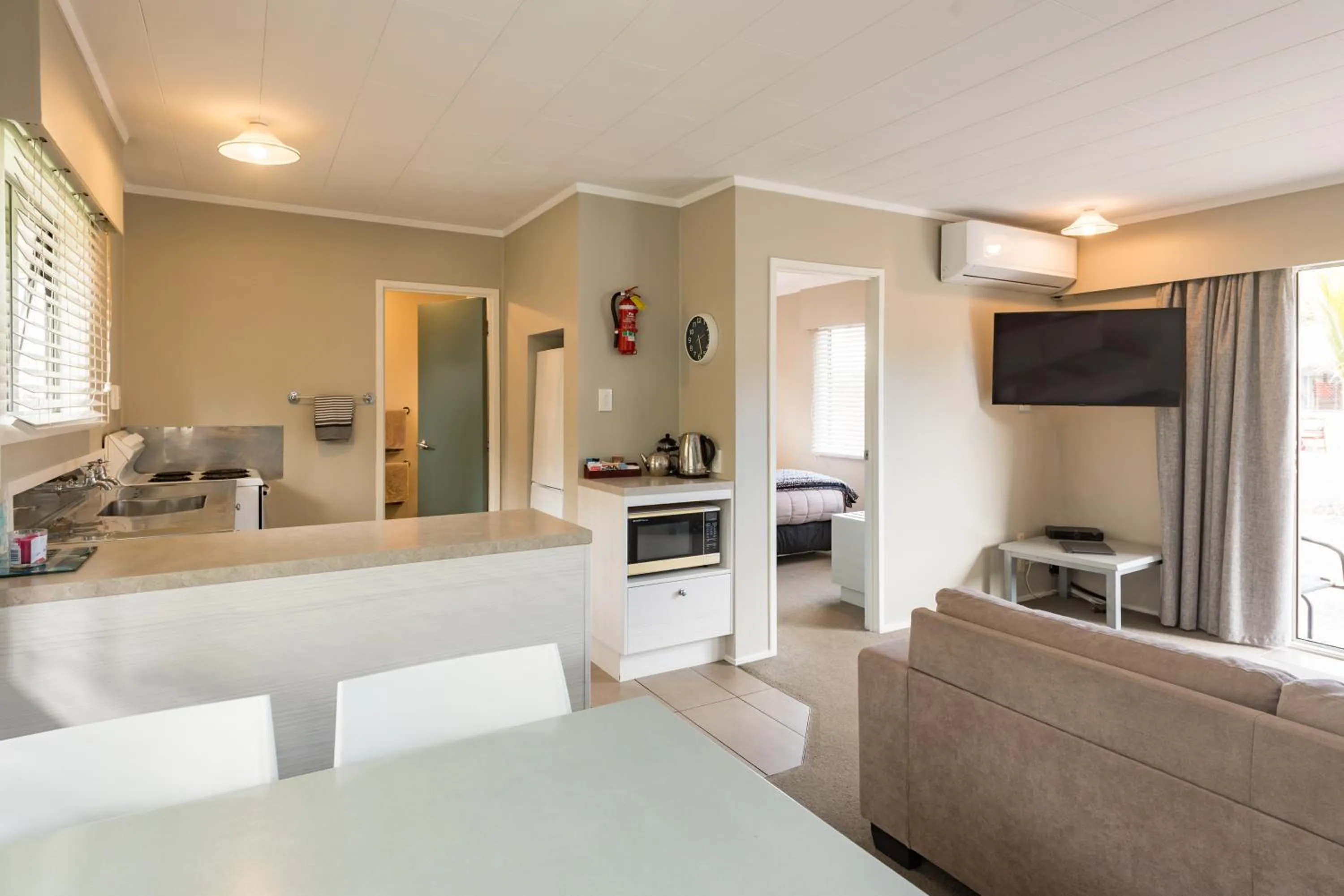 Kitchen or kitchenette in Averill Court Motel