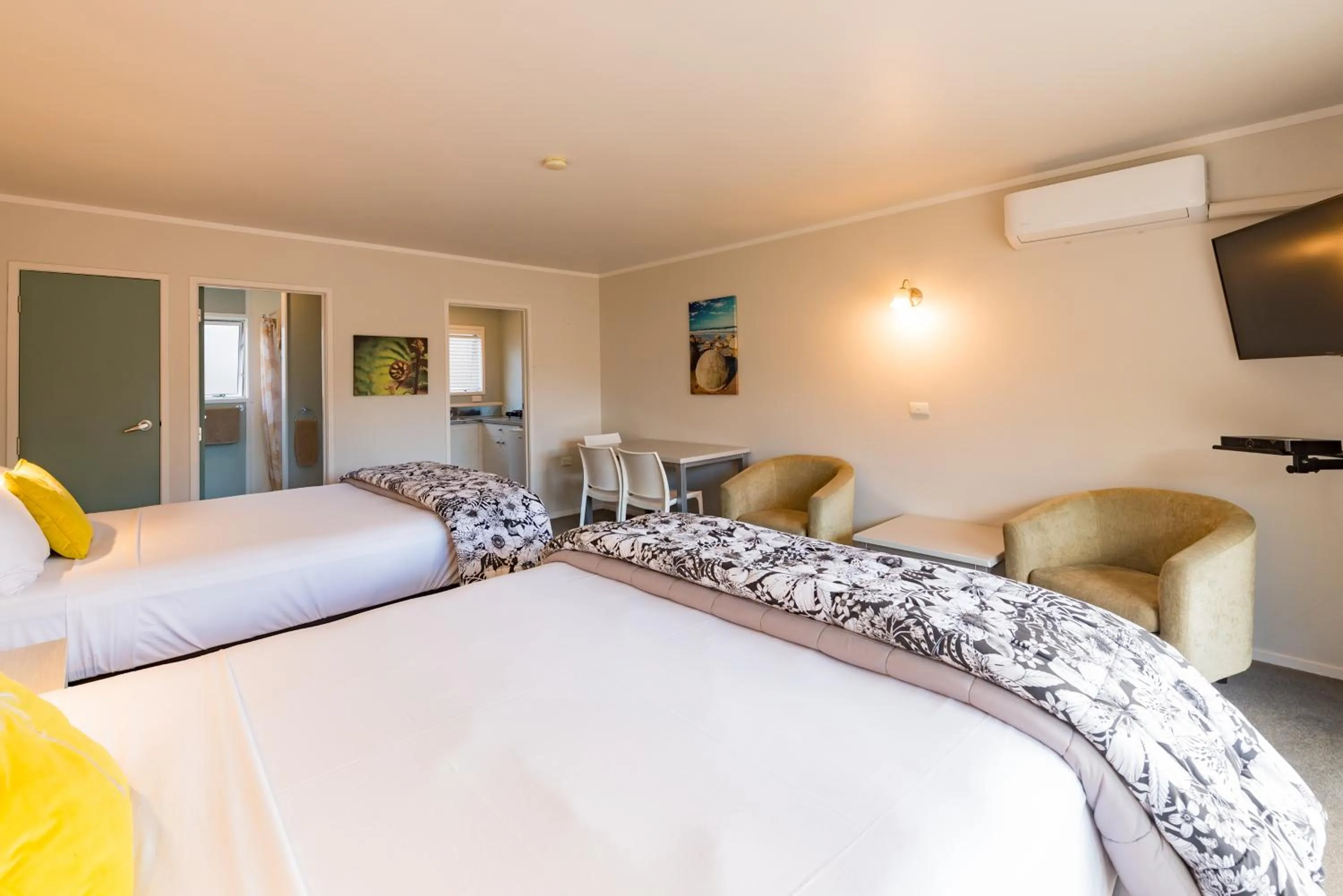 Photo of the whole room, Bed in Averill Court Motel