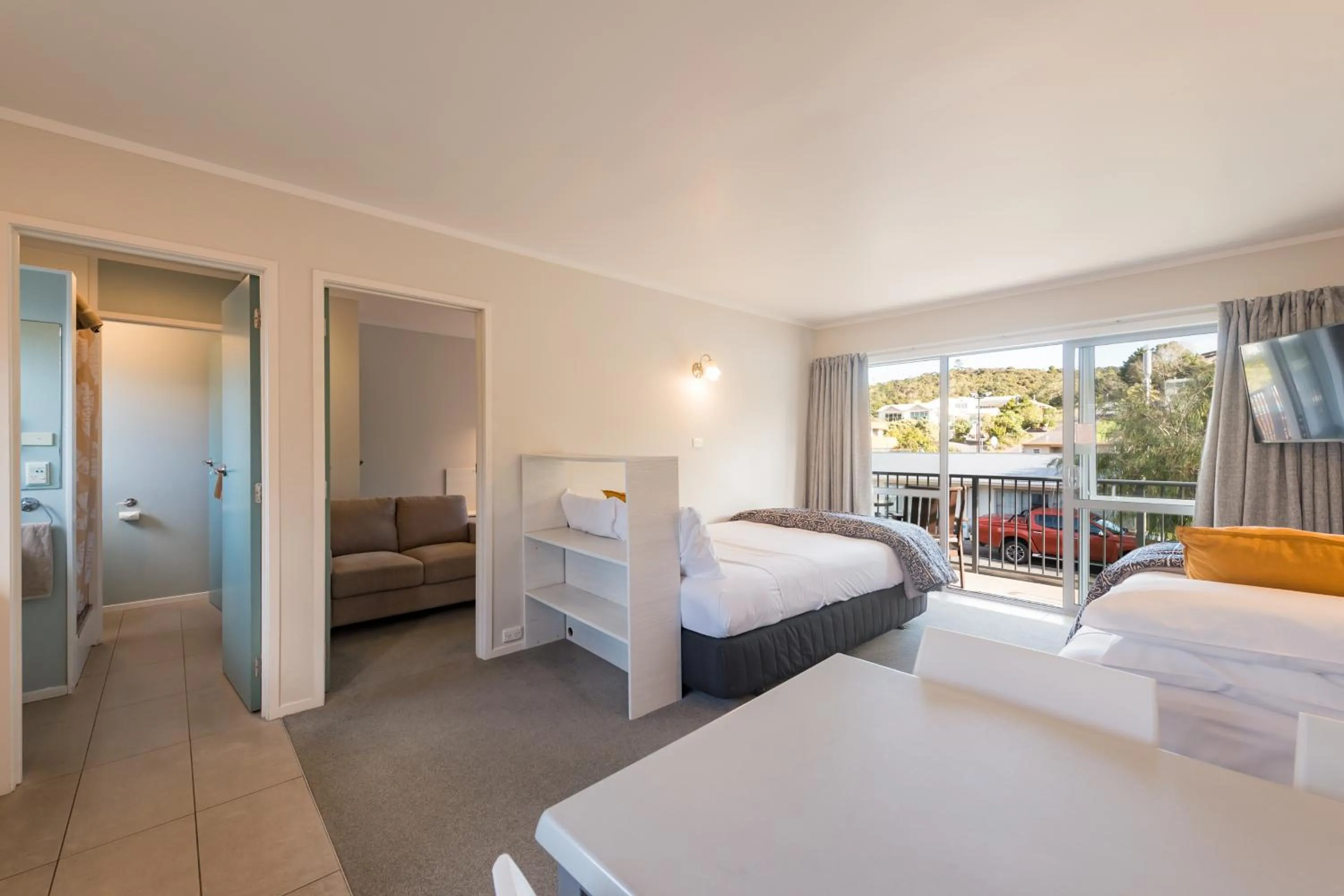 Living room, Bed in Averill Court Motel