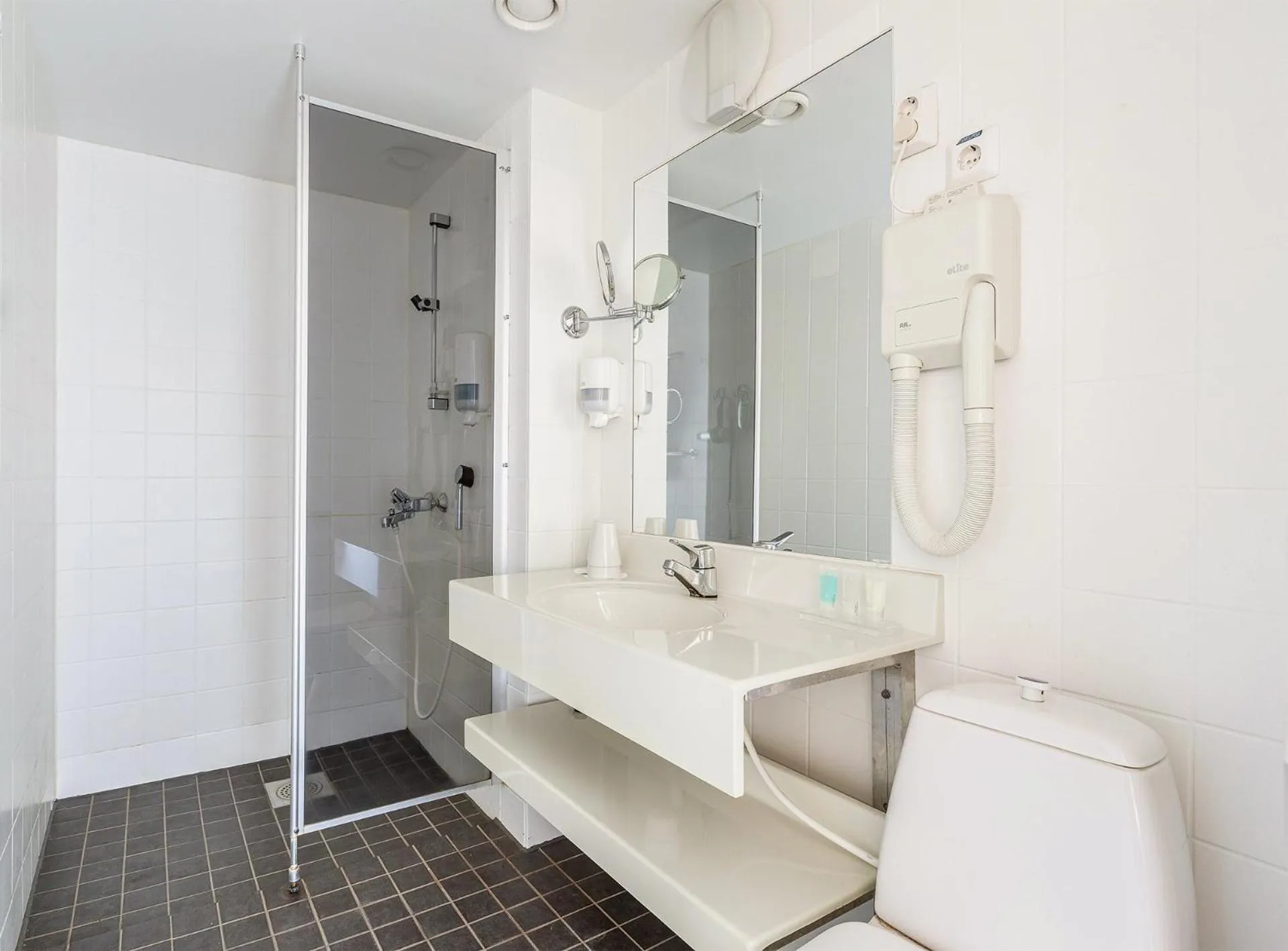 Bathroom in Finlandia Hotel Airport Oulu