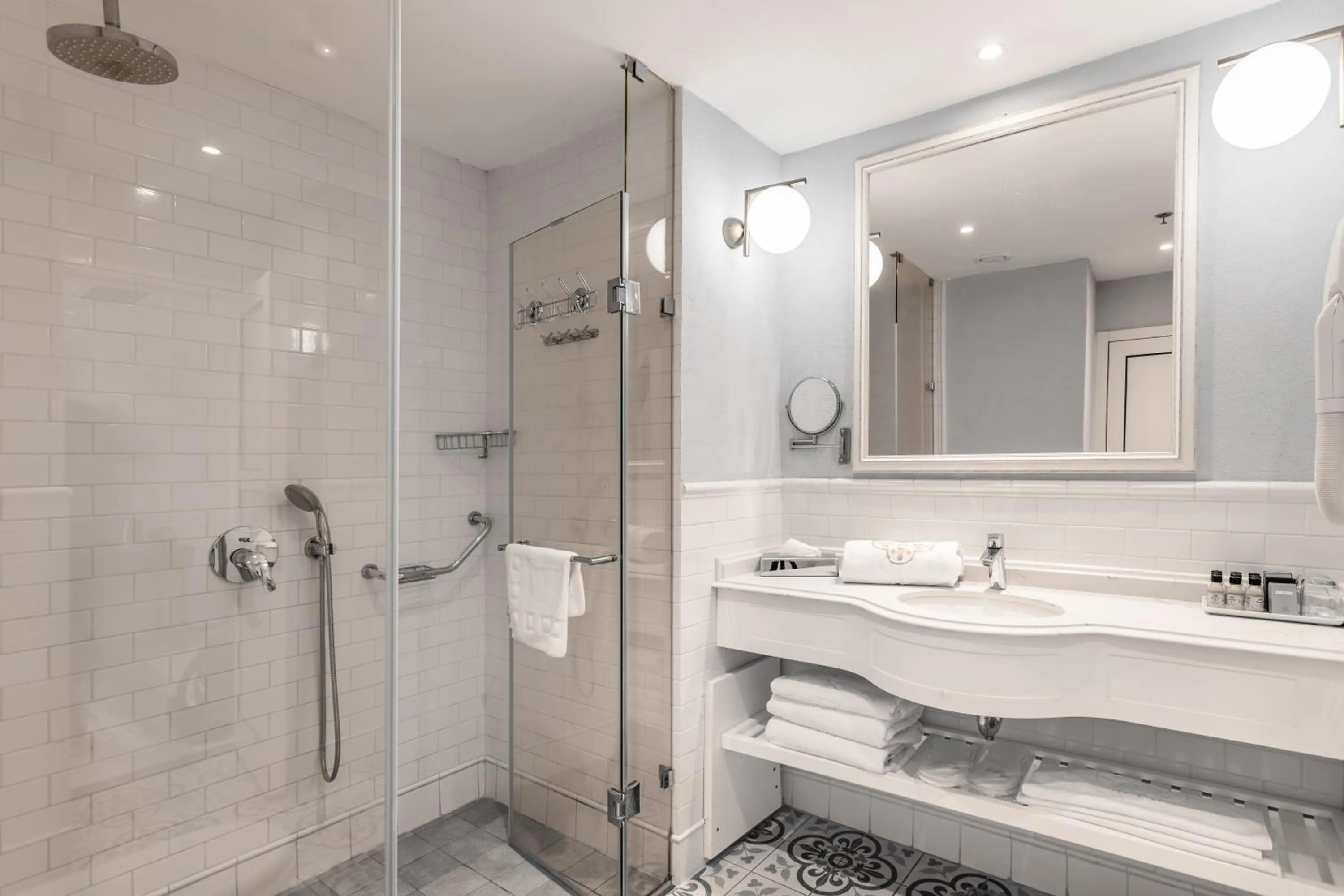 Bathroom in Edmond Luxury Hotel & Spa