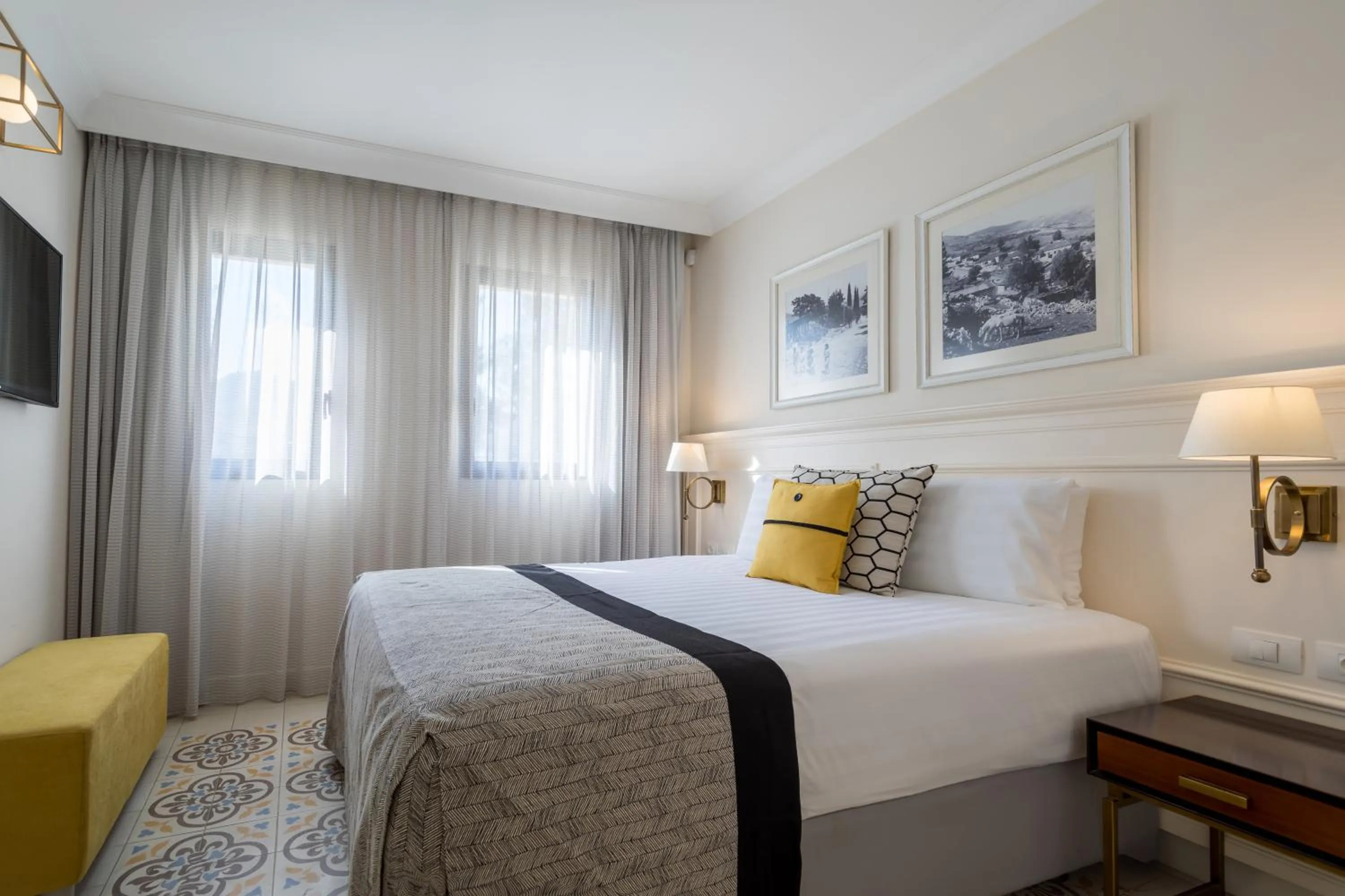 Bed in Edmond Luxury Hotel & Spa