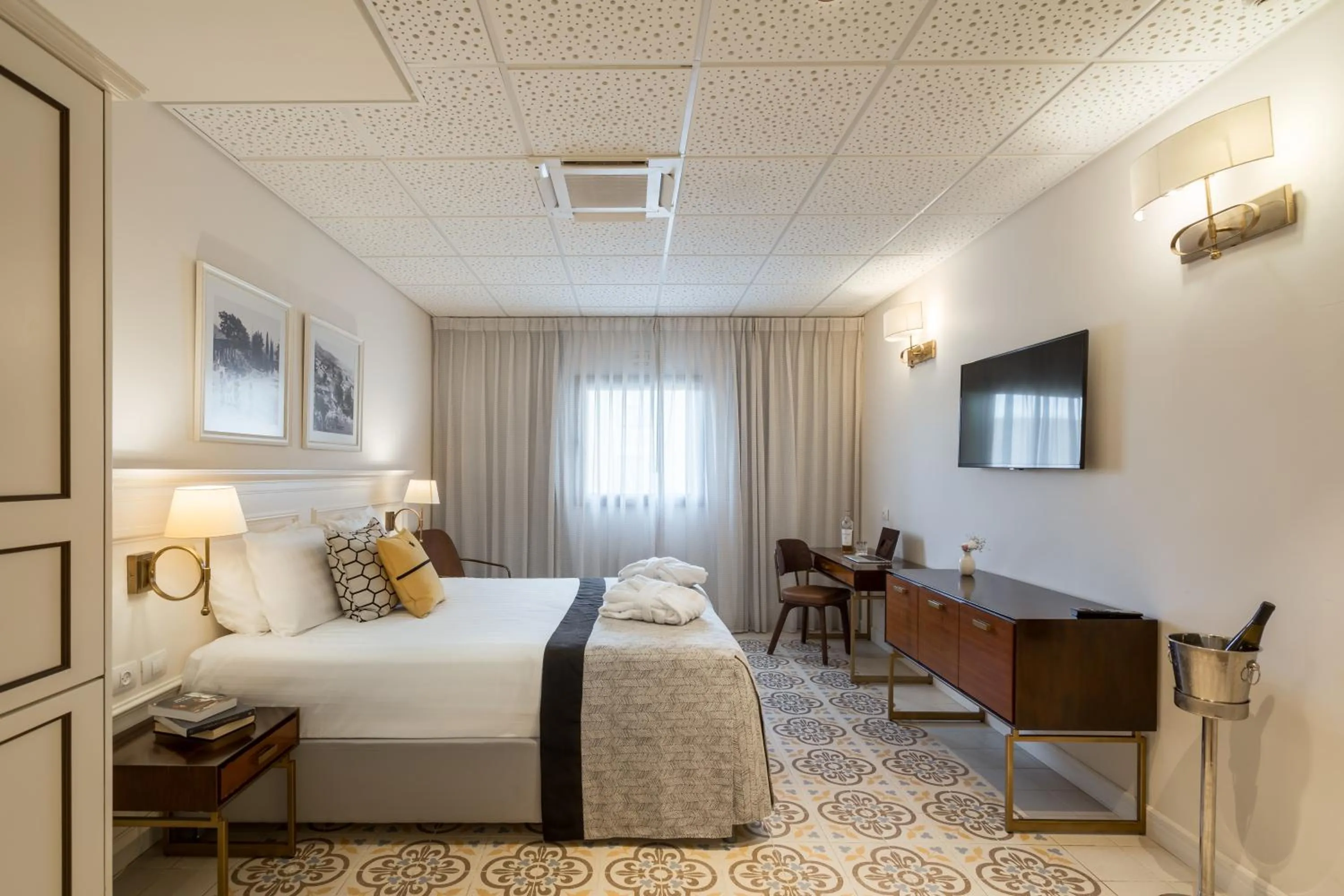 Photo of the whole room, Bed in Edmond Luxury Hotel & Spa